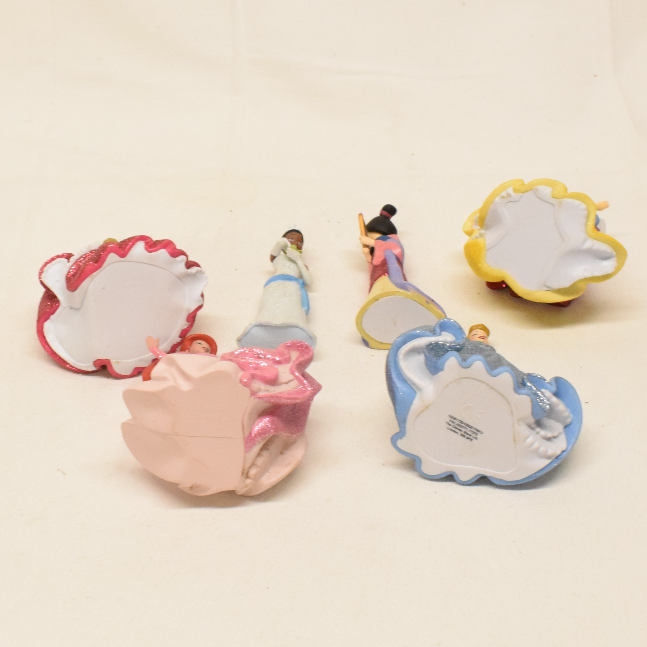 Lot de six figurines 9,5 cm princesses Disney en robes à paillettes État correct - Vue 5 - 