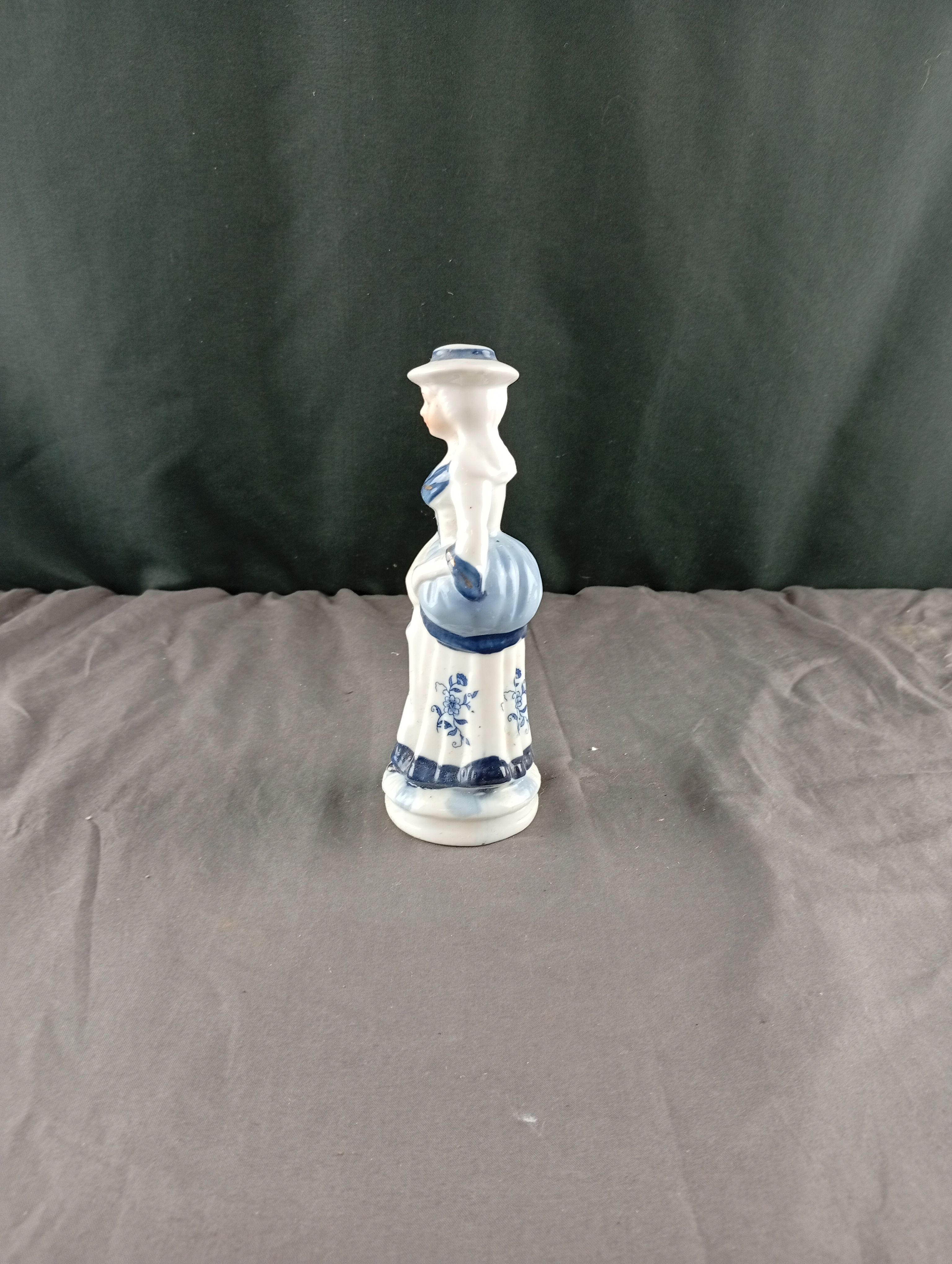 Figurine / bibelot en céramique vintage ancienne d'une femme avec son parapluie en porcelaine - Photo 3