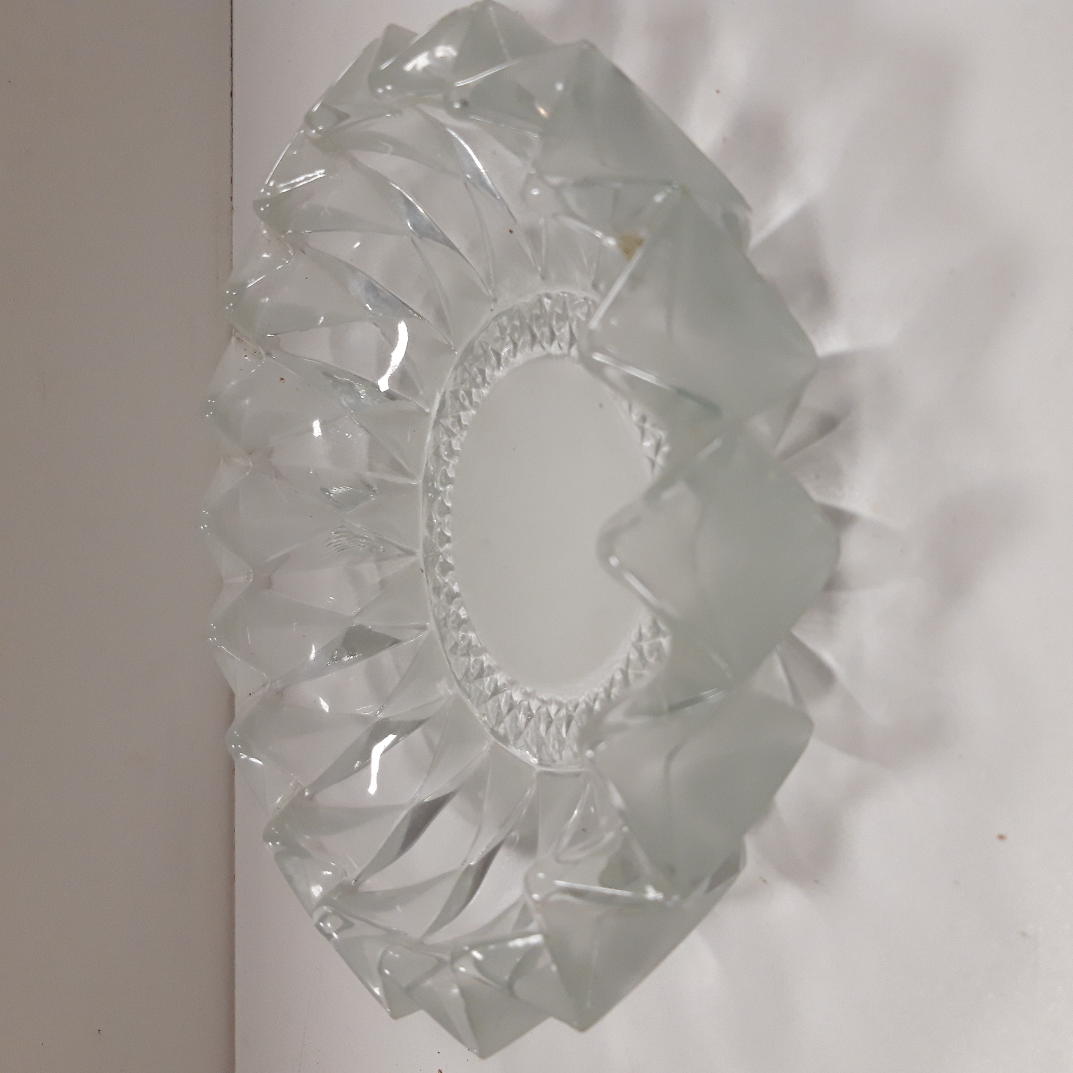 Acheter Cendrier cristal opaque et transparent, joliment ciselé Très bon état - 36,00 € Cendrier cristal opaque et transparent, joliment ciselé Très bon état - reconditionné disponible sur Label Emmaüs
