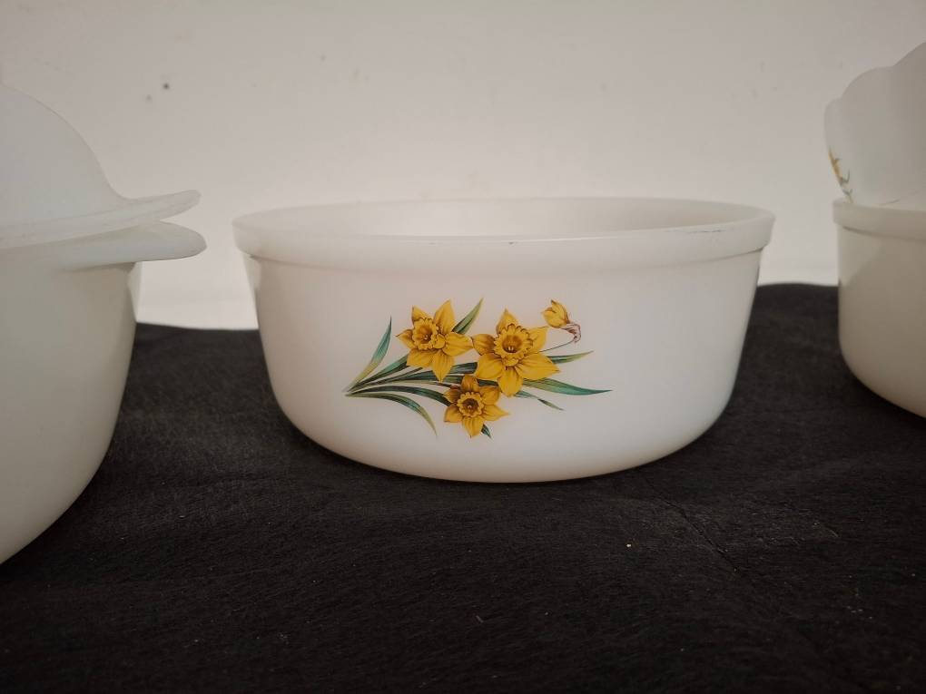 Plats, cocotte et saladier ARCOPAL modèle JONQUILLES années 60 - Photo 2