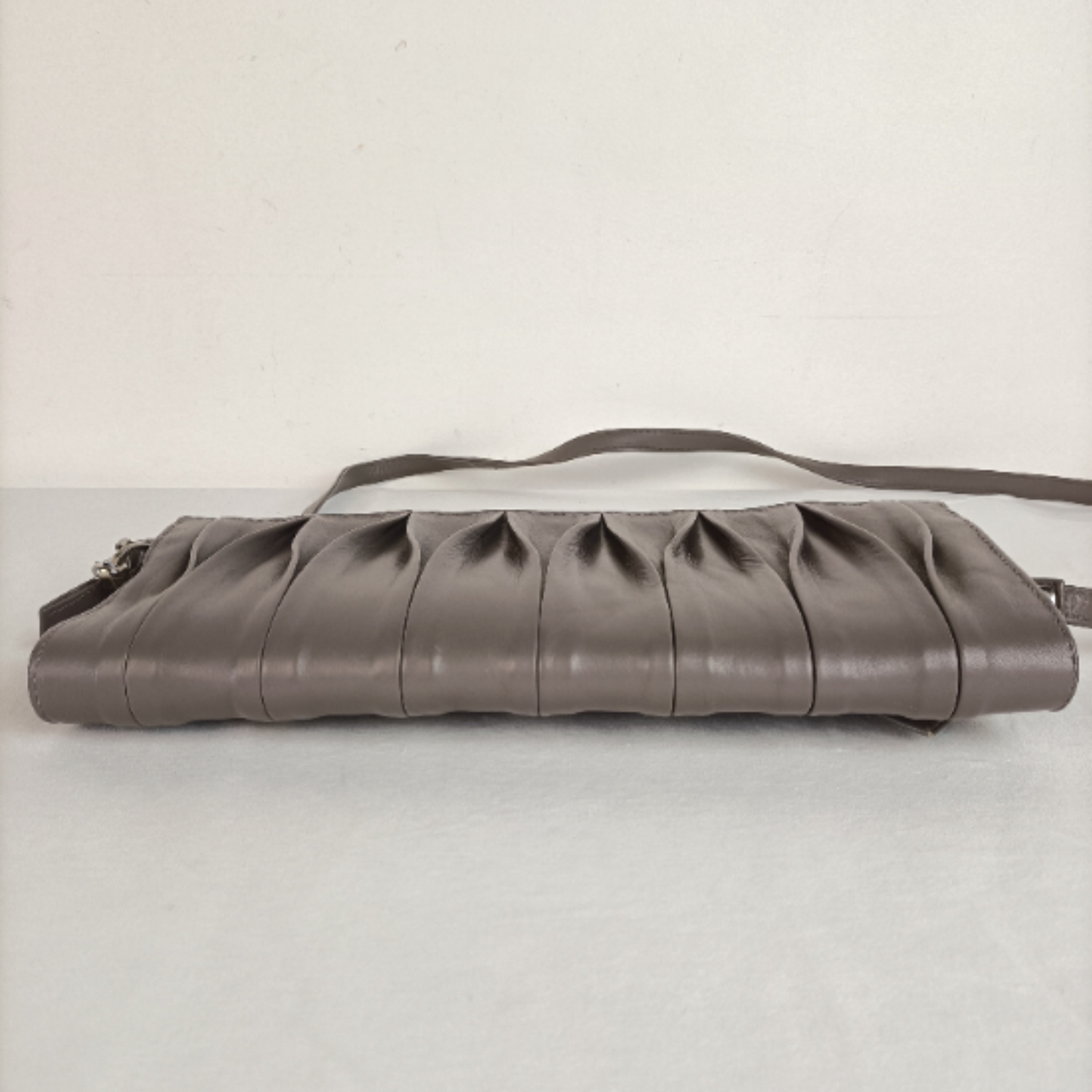 Sac bandoulière en cuir de vachette gris taupe - Un jour ailleurs - Photo 3
