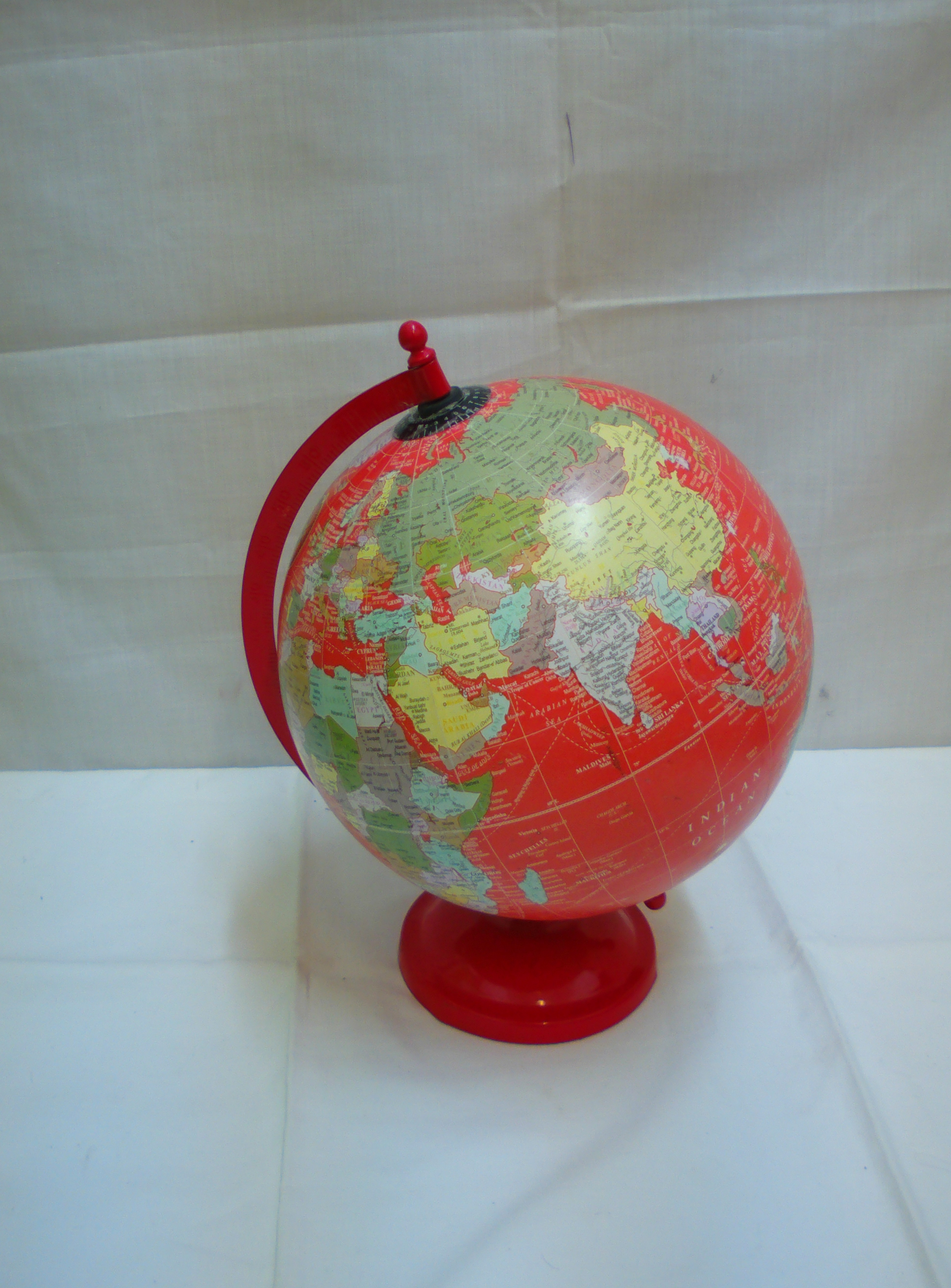 Globe terrestre rouge - Photo 1