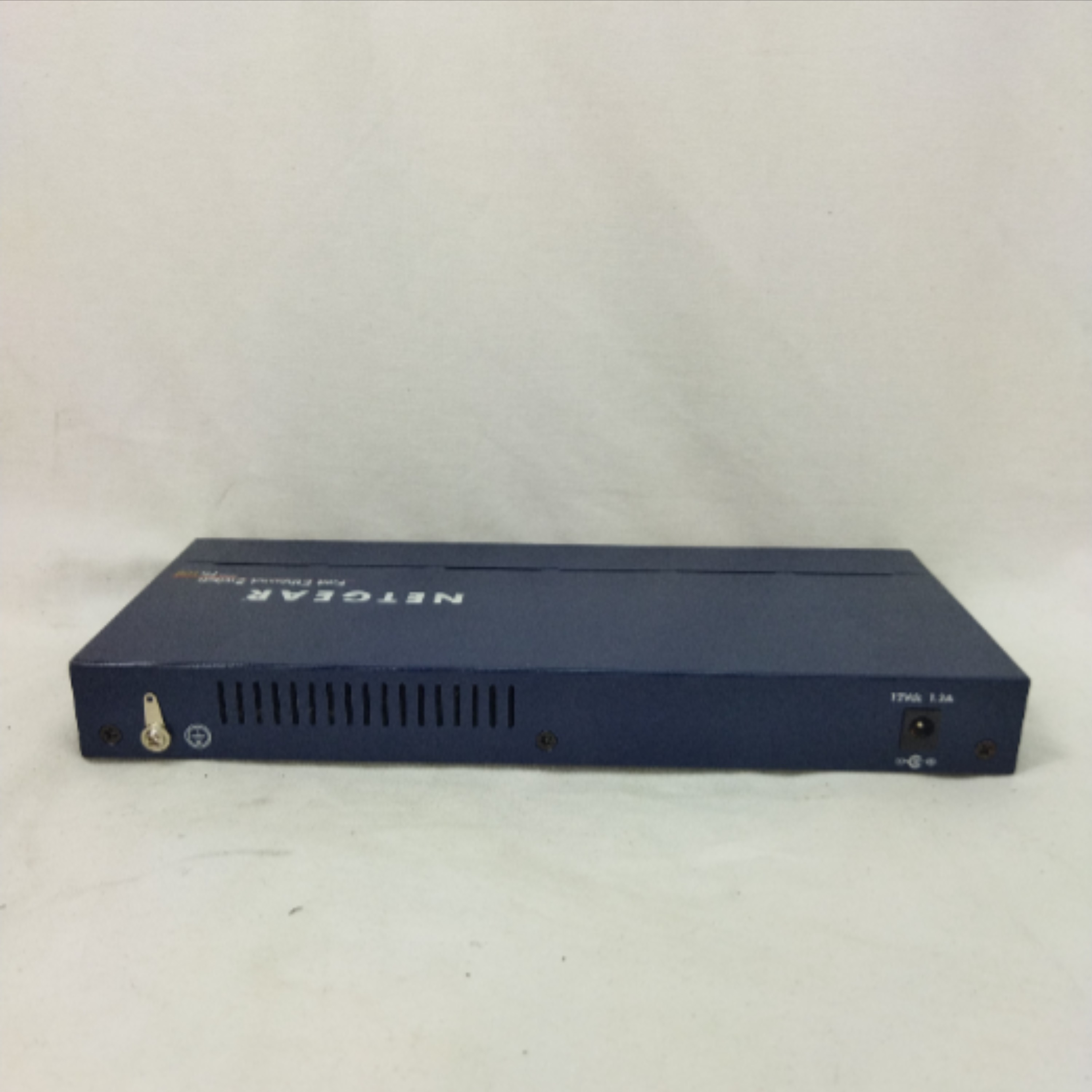 Switch Fast Ethernet Netgear FS108 8 Ports 10/100Mbps Plug-N-Play sans chargeur - Photo 2