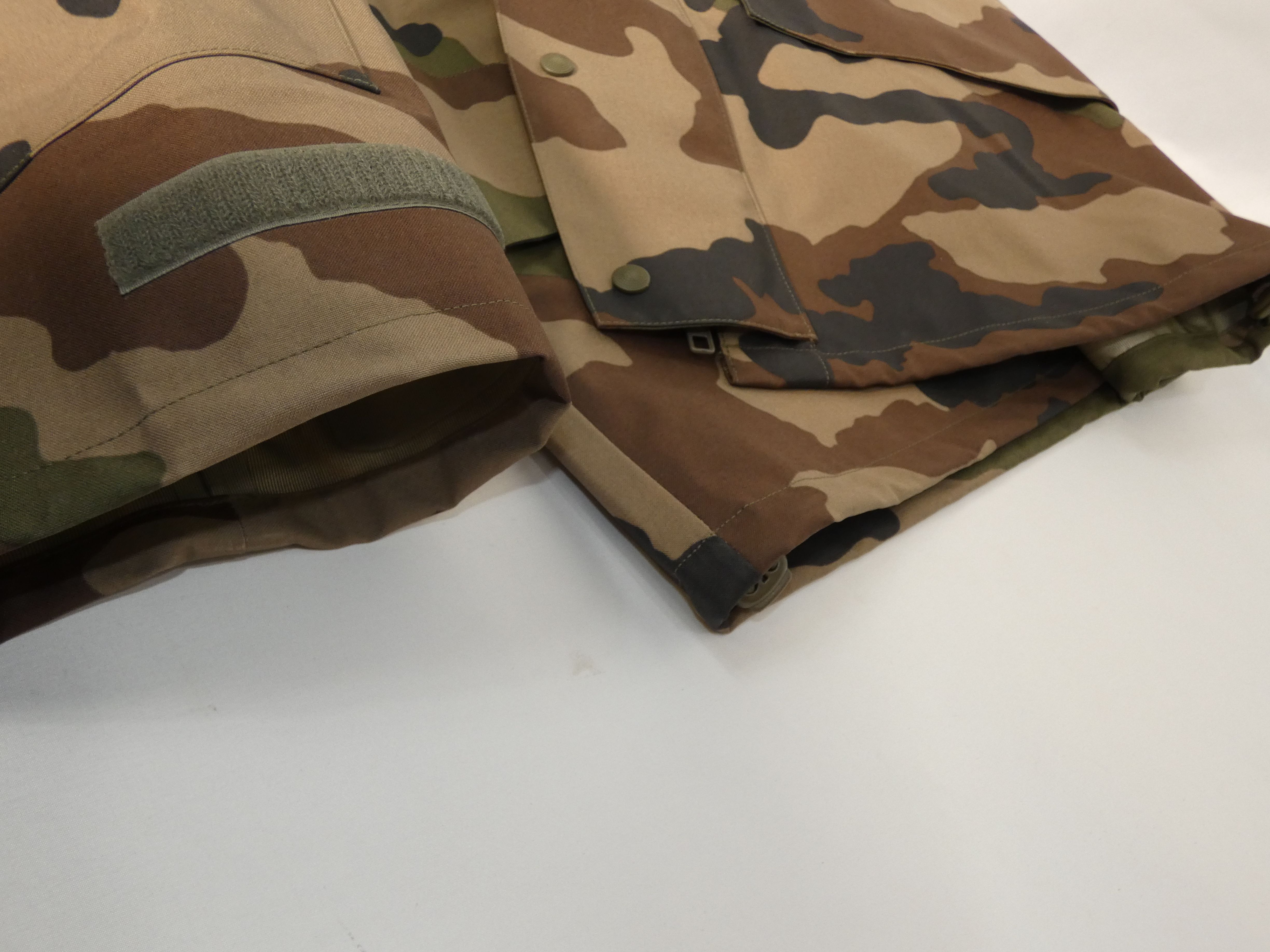 Voir photo 5 de Veste légère de terrain avec camouflage VTN T. L Veste légère de terrain avec camouflage VTN T. L Comme neuf - Vue 5 -