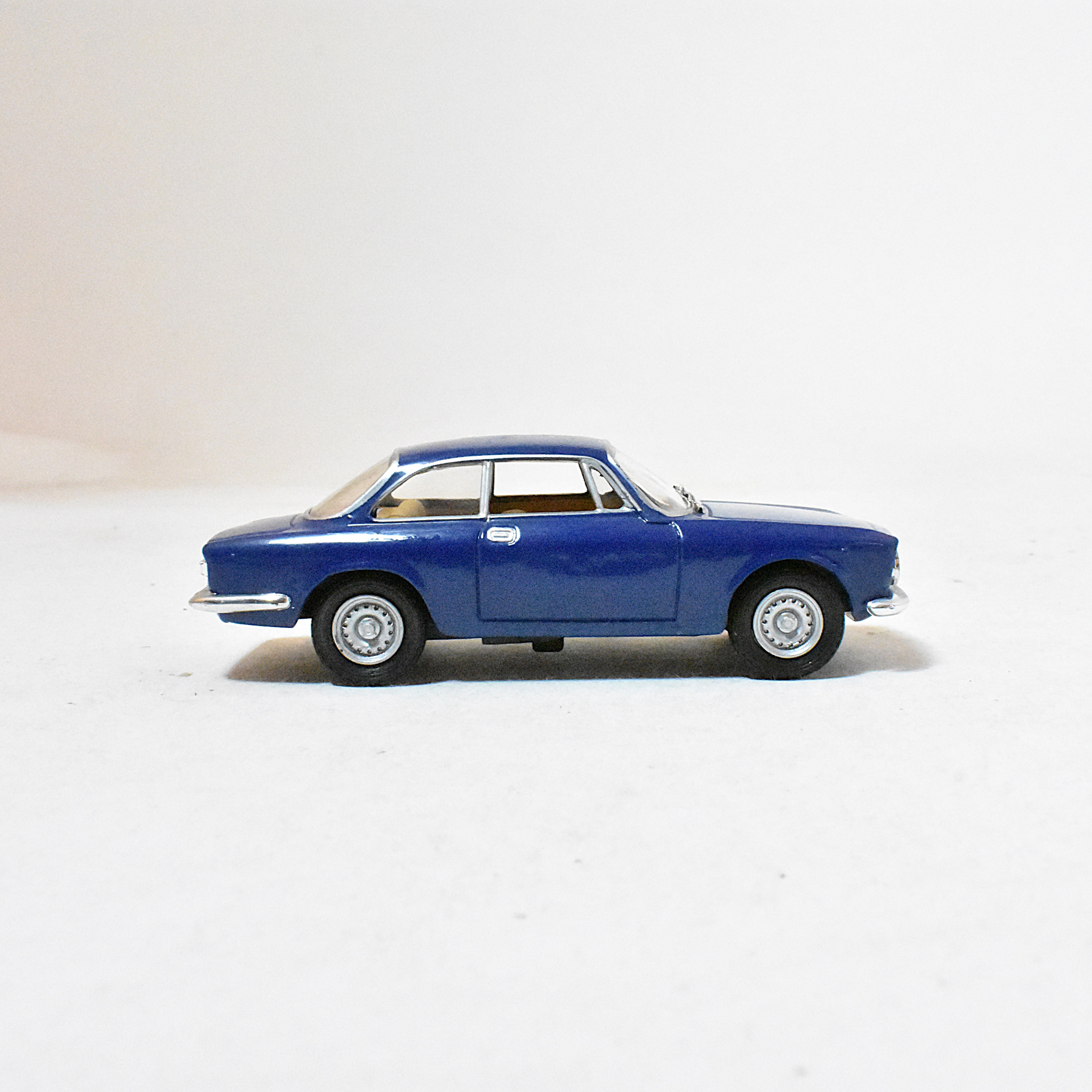 SOLIDO--1/43-ALFA-ROMEO-1300-JUNIOR-COUPE-1969 Très bon état - Vue 3 - 