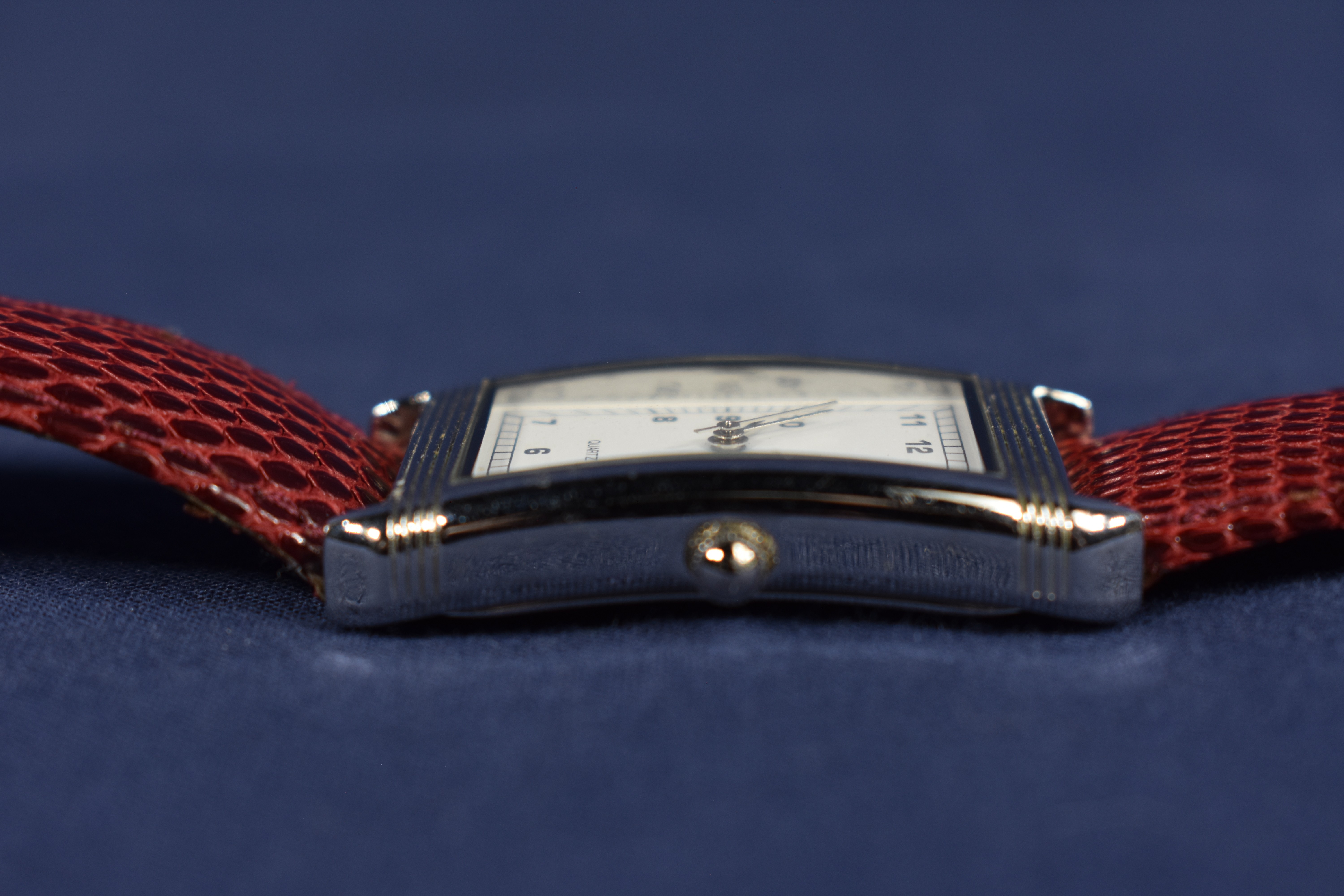 Montre à quartz en très bon état, bracelet neuf en lézard et pile neuve. - Photo 1
