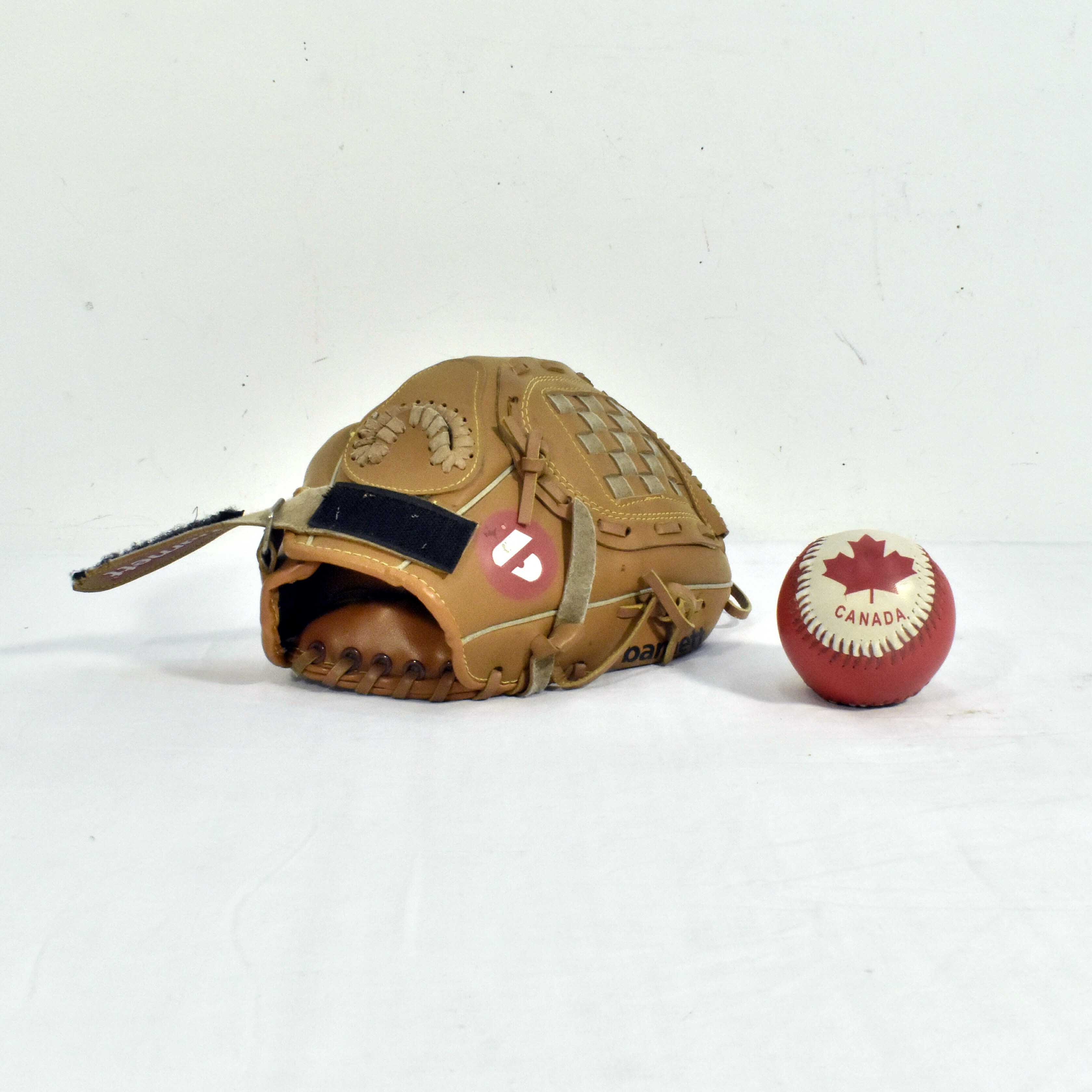 Voir photo 2 de Gant de Base Ball Gaucher Barnett® JL01 & Sa Balle Usagée Gant de Base Ball Gaucher Barnett® JL01 & Sa Balle Usagée - Vue 2 -