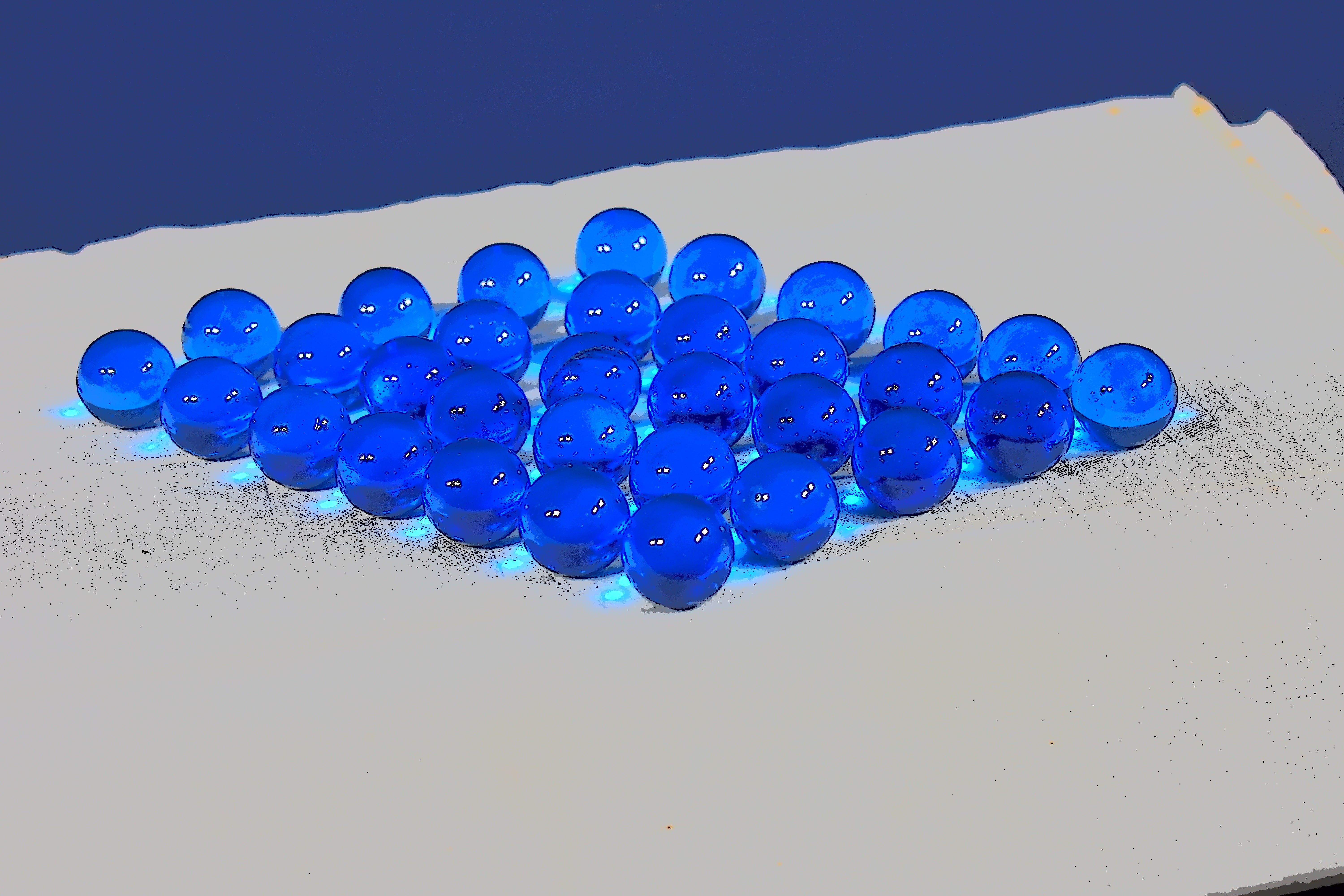 Solitaire en verre translucide avec billes en verre bleu, diamètre 30 cm. Bon état - Vue 5 - 
