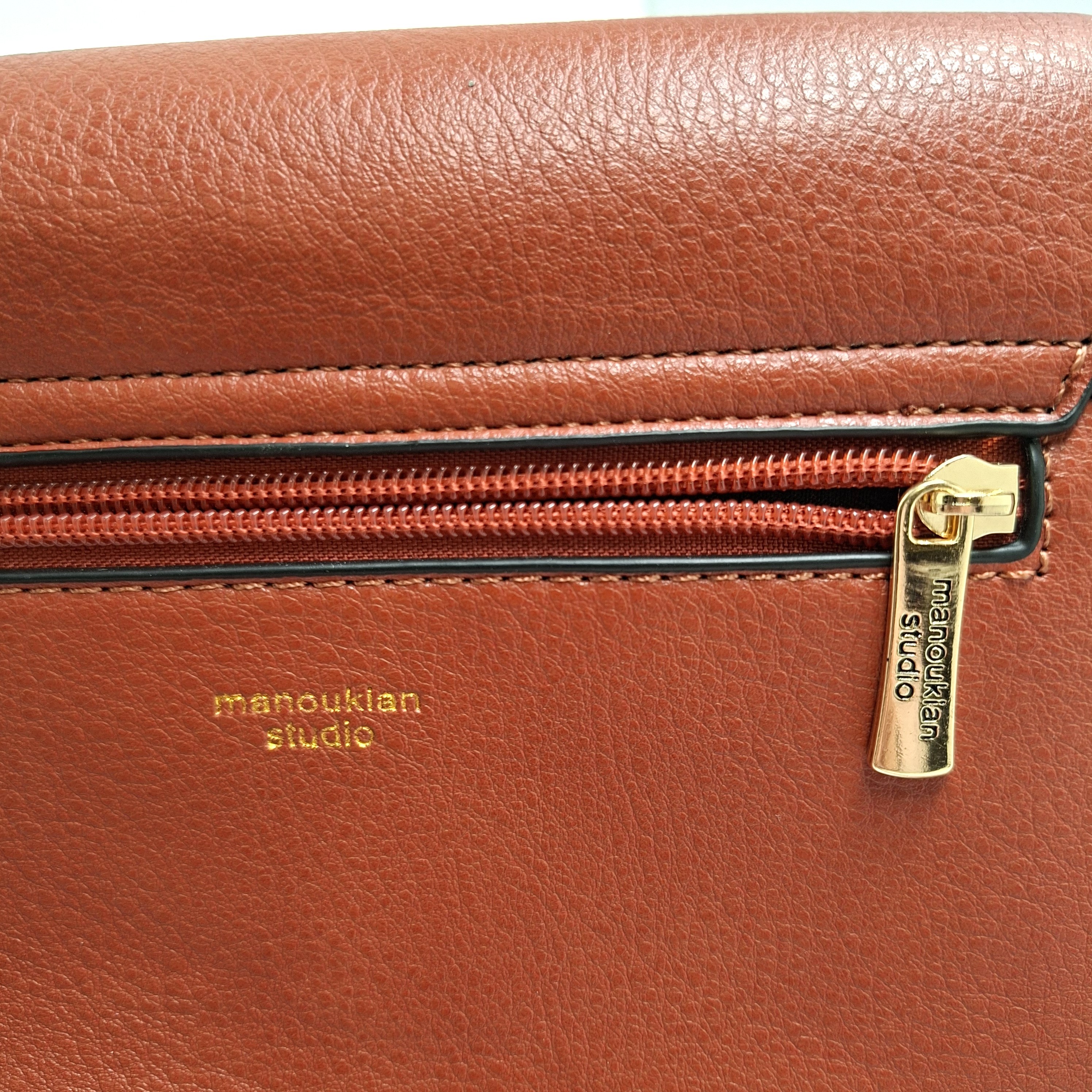 Sac à main à bandoulière, marque Manoukian Studio, matière synthétique.  - Vue 4 - 