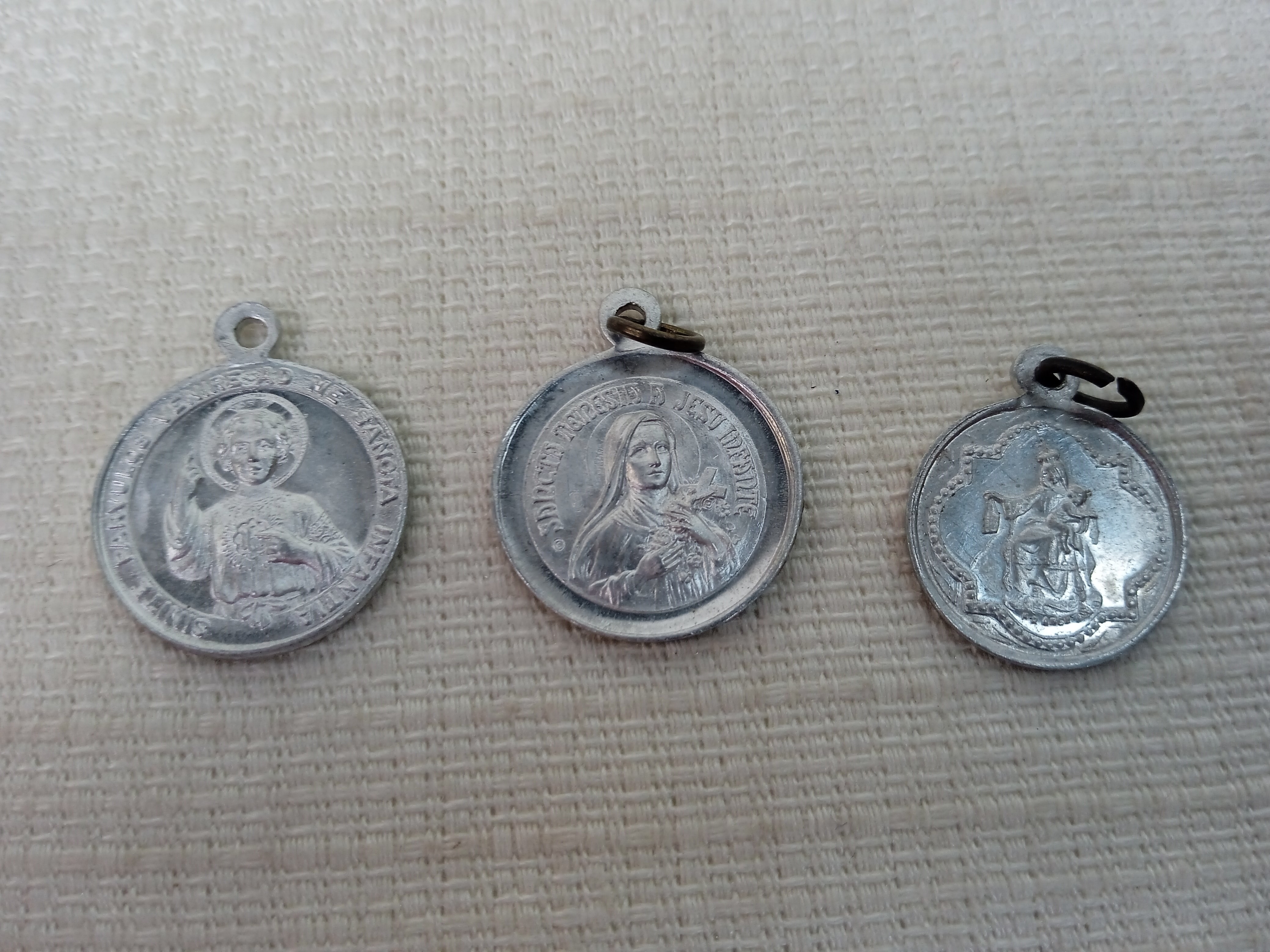 Lot de 12 médaillons religieux dont 2 croix - Photo 5