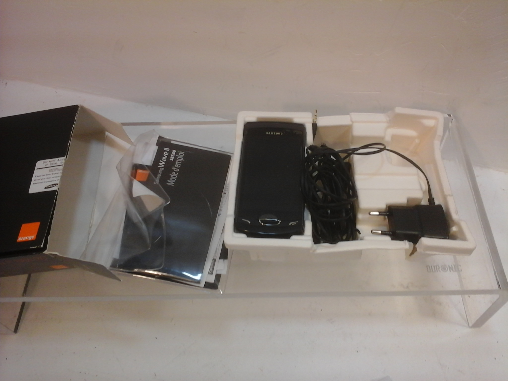 Voir photo 3 de Téléphone Samsung WAVE II S8530 Téléphone Samsung WAVE II S8530 État correct - Vue 3 -