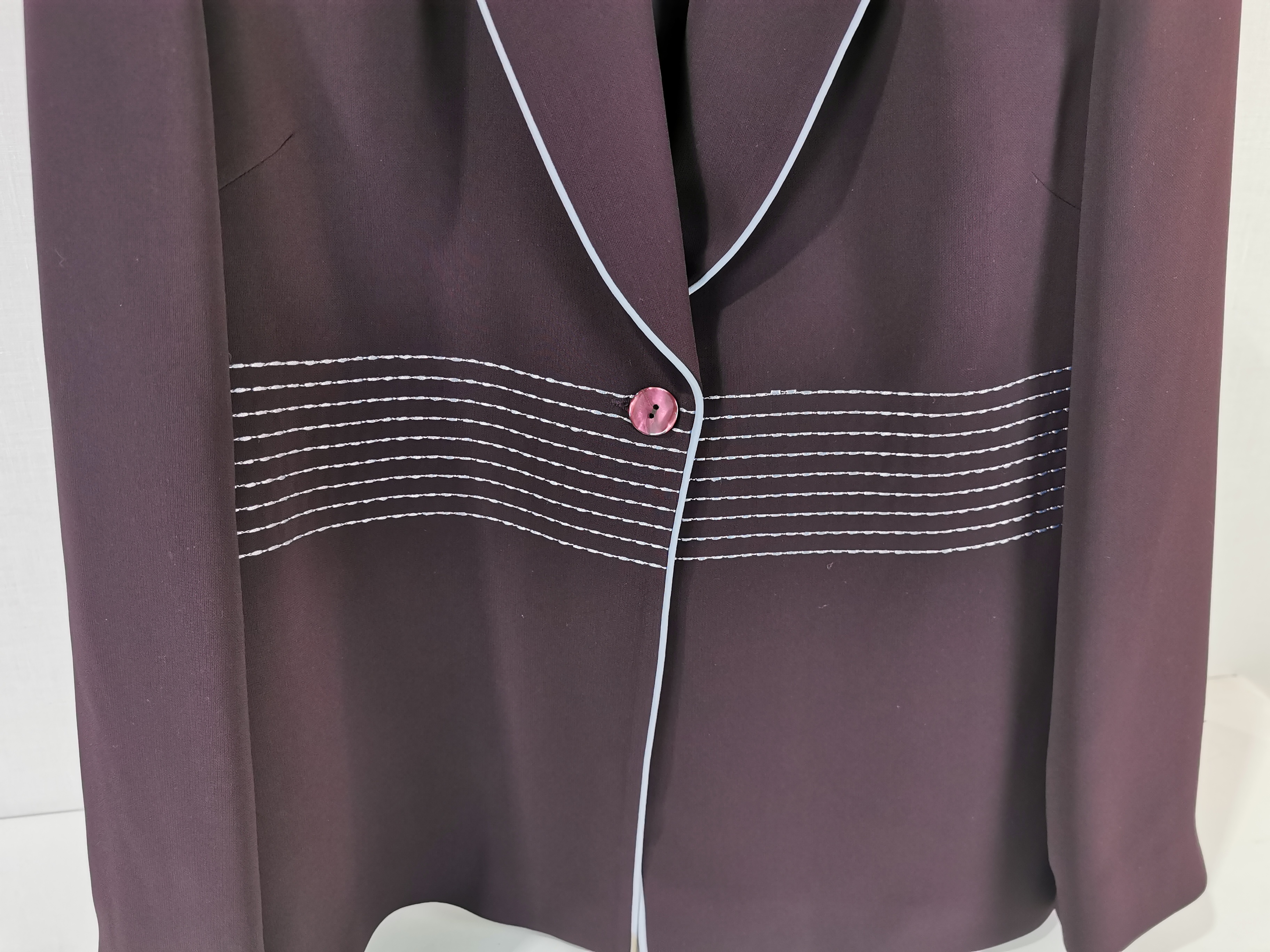 Voir photo 4 de Veste femme légère violette - Aspect Création - taille 46 Veste femme légère violette - Aspect Création - taille 46 Très bon état - Vue 4 -