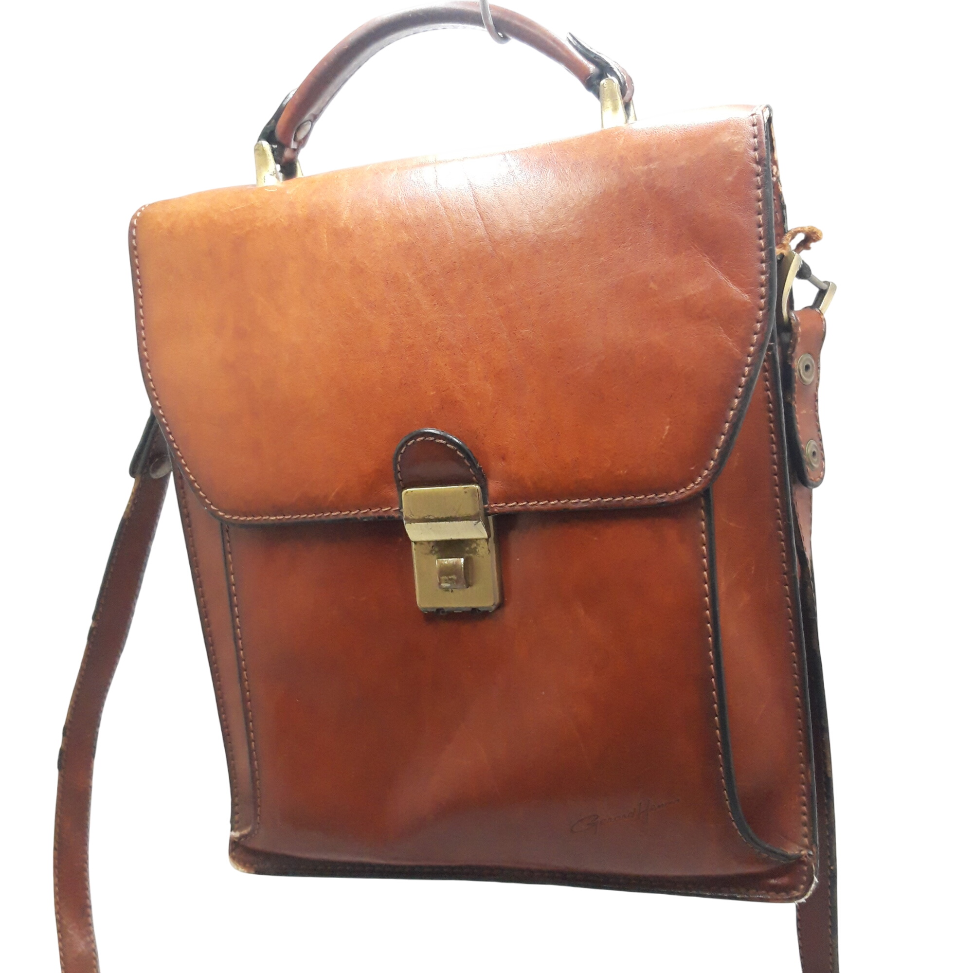 Acheter Sac à bandoulière en cuir véritable de la marque 'Gérard Henon' vintage - 22,00 € Sac à bandoulière en cuir véritable de la marque 'Gérard Henon' vintage - reconditionné disponible sur Label Emmaüs
