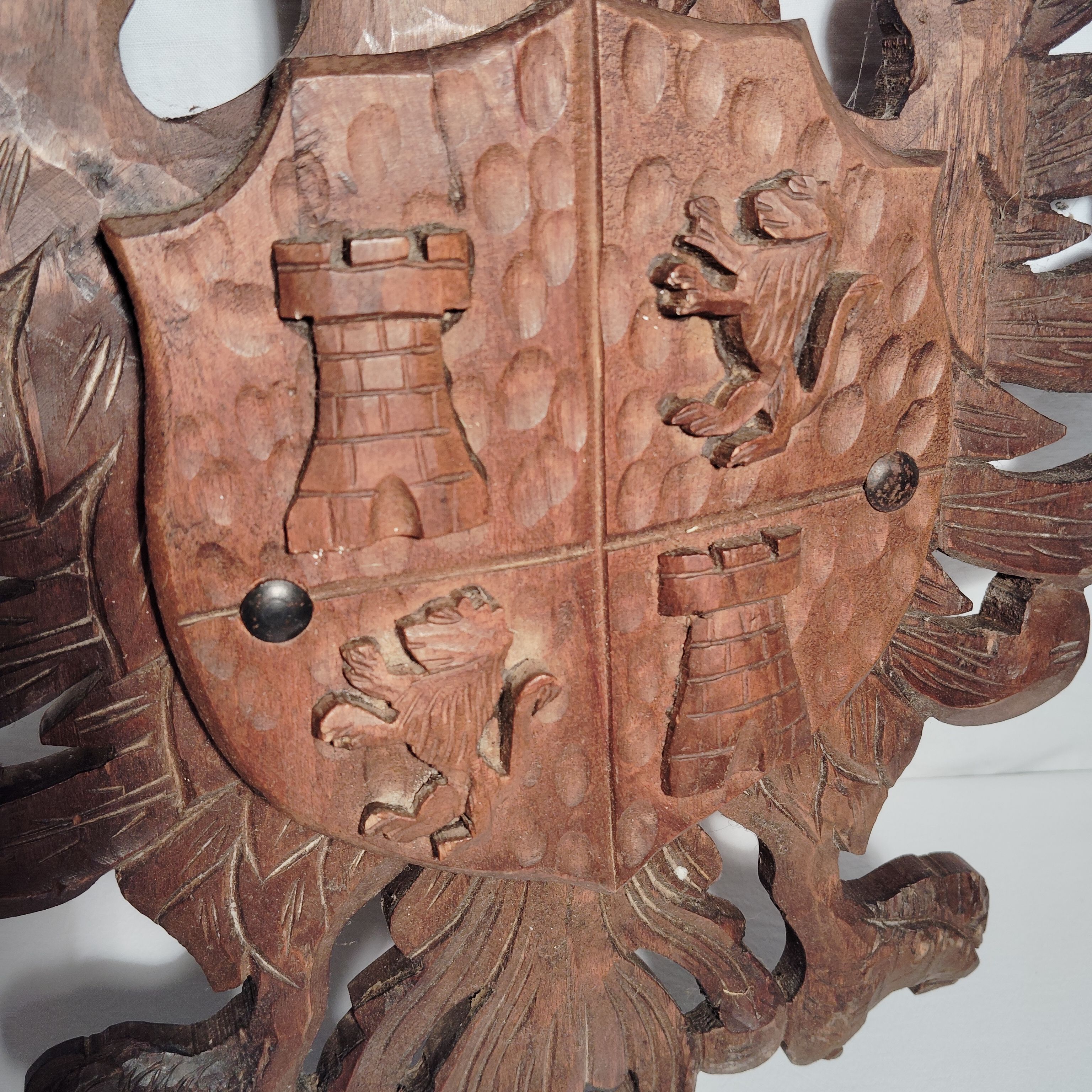 Blason mural en bois sculpté à la main de style médiéval Bon état - Vue 2 - 