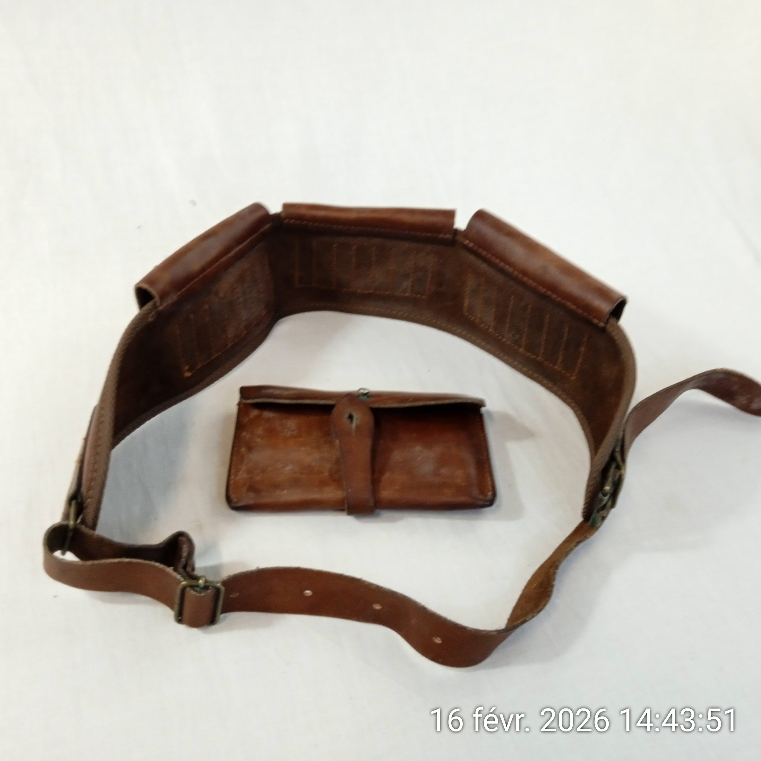 Ancien ceinturon cartouchière Bandoulière époque guerre en cuir fauve Bon état - Vue 6 - 