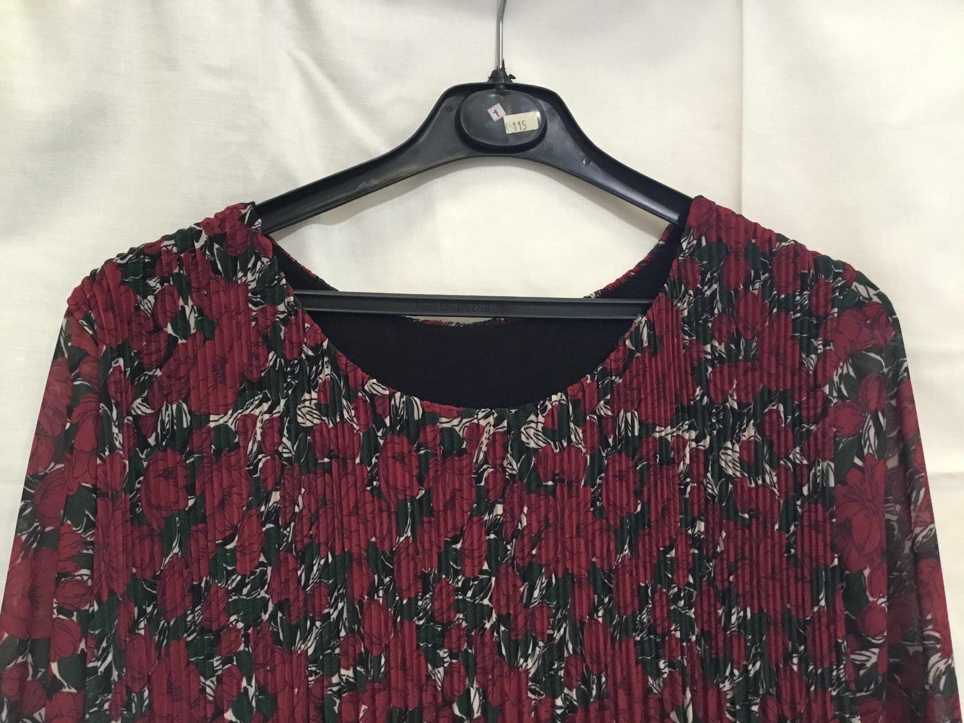 Acheter Tunique plissée à manches longues bordeau à motifs fleurs Très bon état - 15,00 € Tunique plissée à manches longues bordeau à motifs fleurs Très bon état - reconditionné disponible sur Label Emmaüs