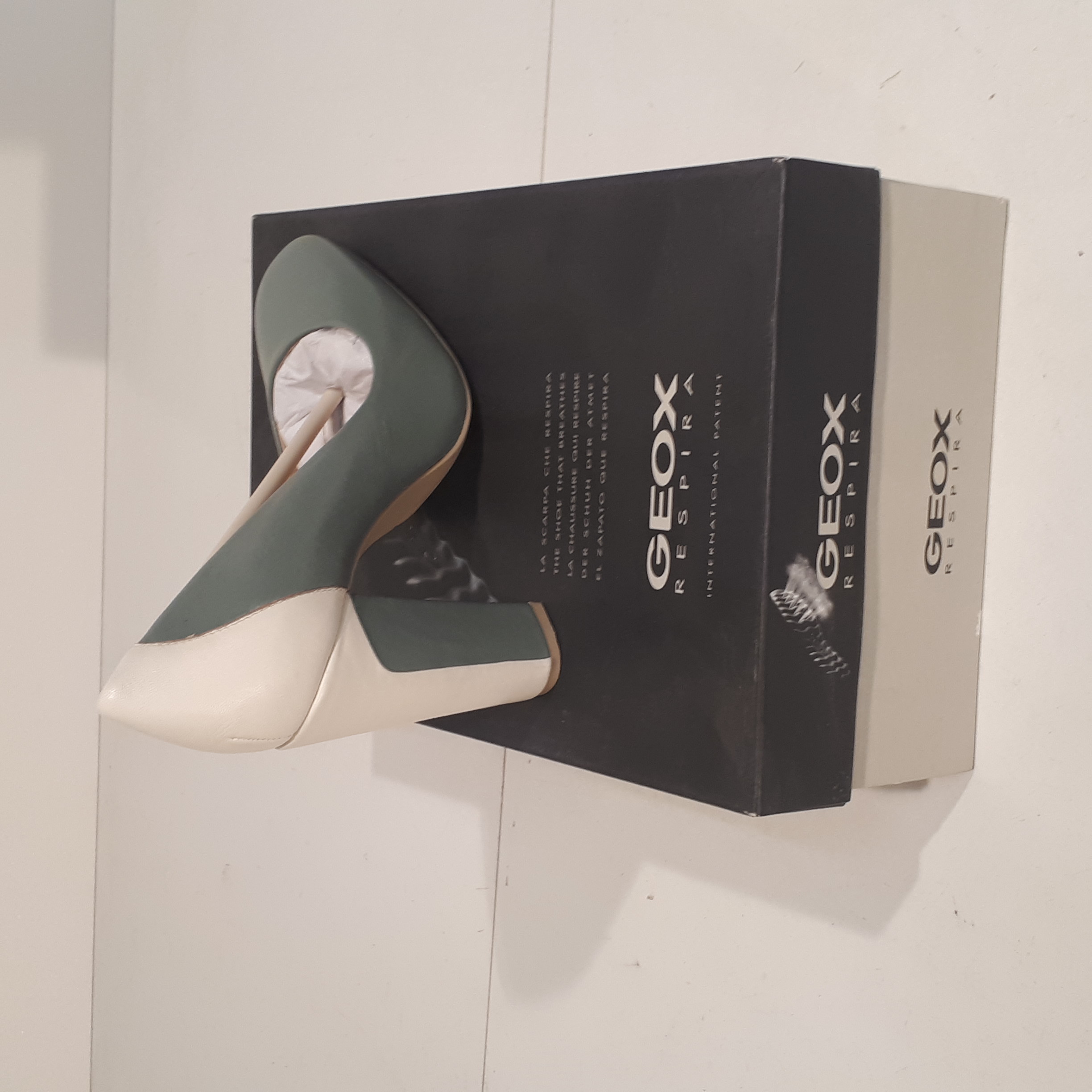 Chaussures à talon en cuir Geox Respira, Modèle Symphonia High A-Nappa, bicolores bleu lac et blanc cassé, T. 36 Comme neuf - Vue 2 - 