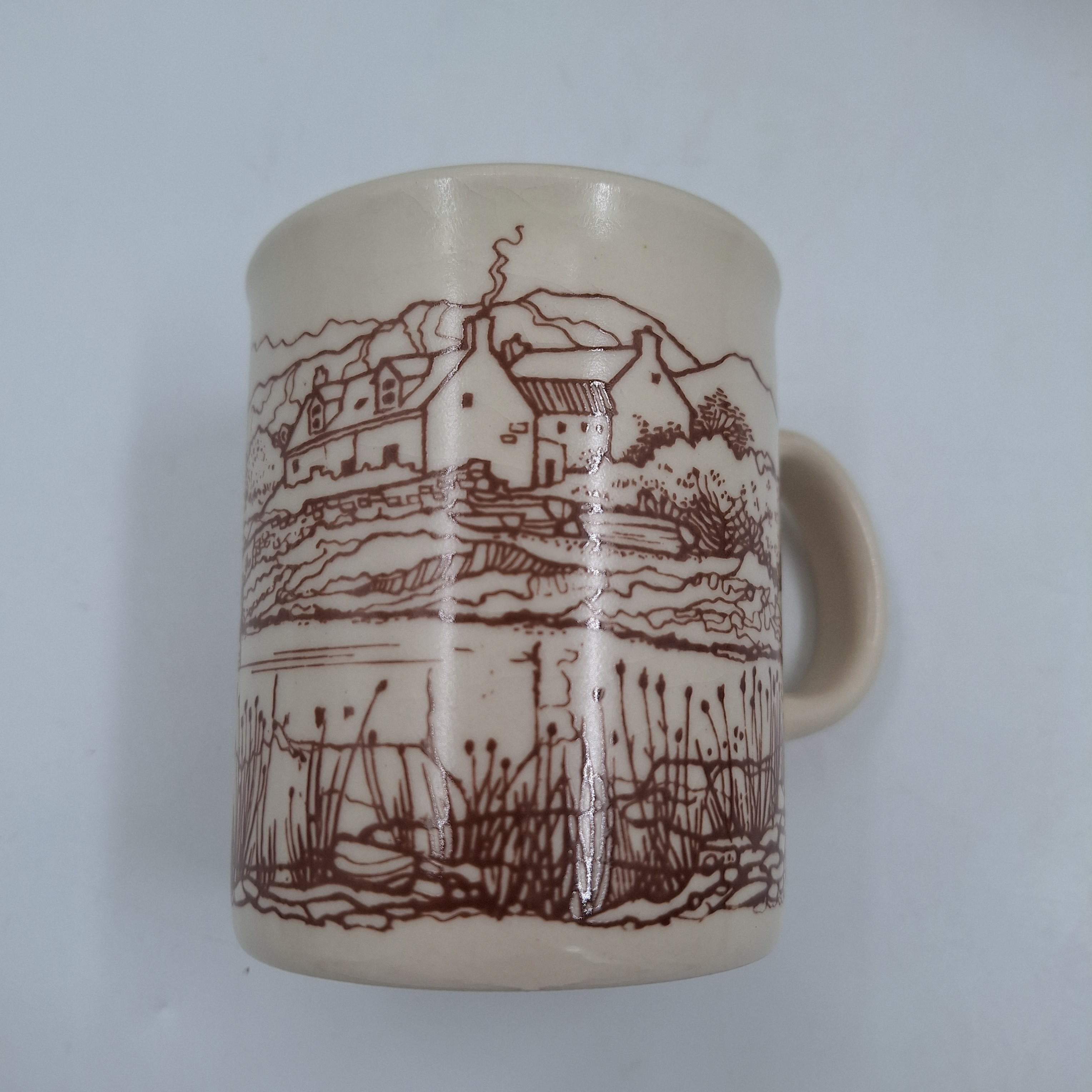 Voir photo 7 de Lot de 6 tasses / mugs. Céramique. Crème avec décor de village. Estampillées sous les pièces « MADE IN ENGLAND ». Lot de 6 tasses / mugs. Céramique. Crème avec décor de village. Estampillées sous les pièces « MADE IN ENGLAND ». Très bon état - Vue 7 -