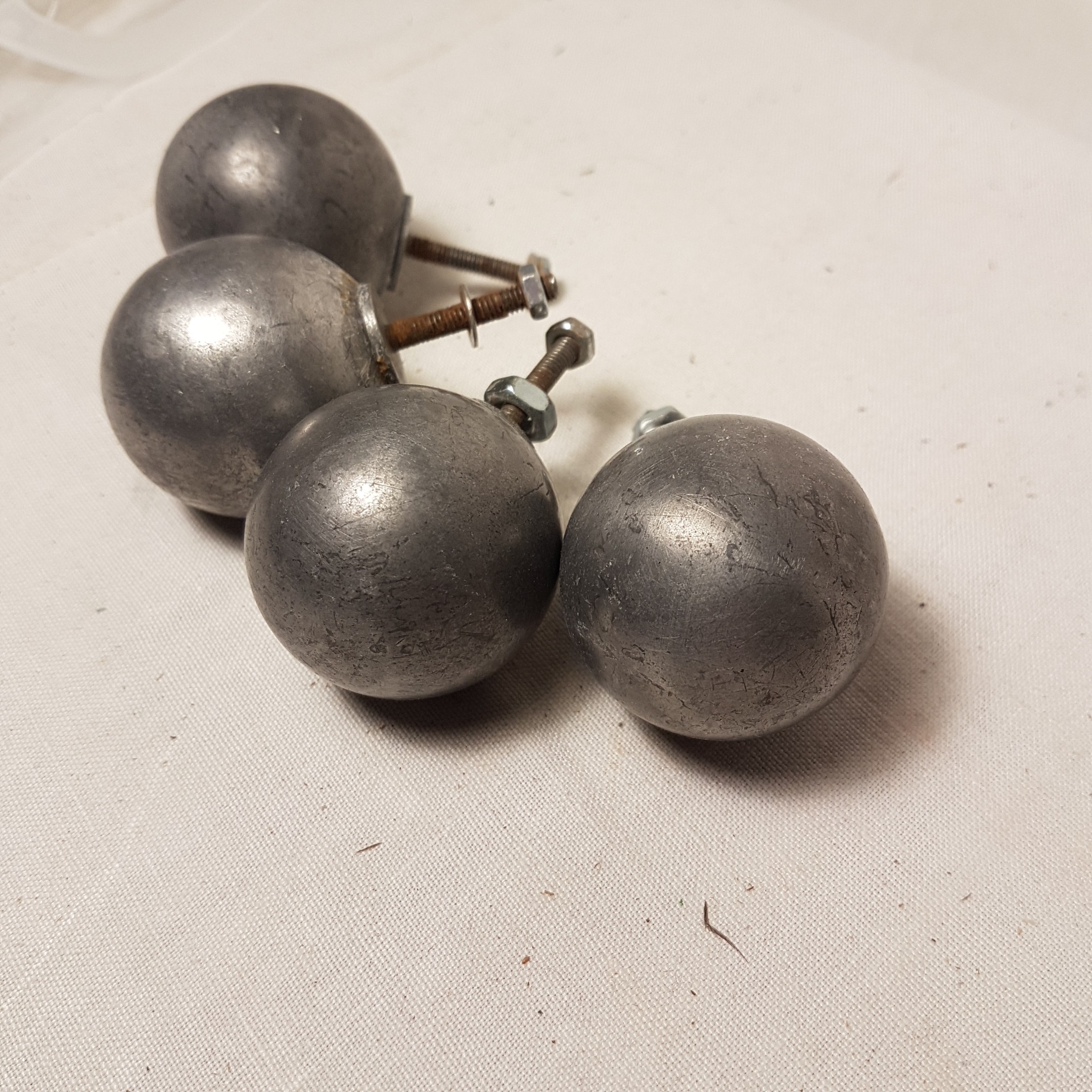 Ancien boutons de tiroirs en métal 4 cm avec traces de rouille sur vis  - Vue 3 - 