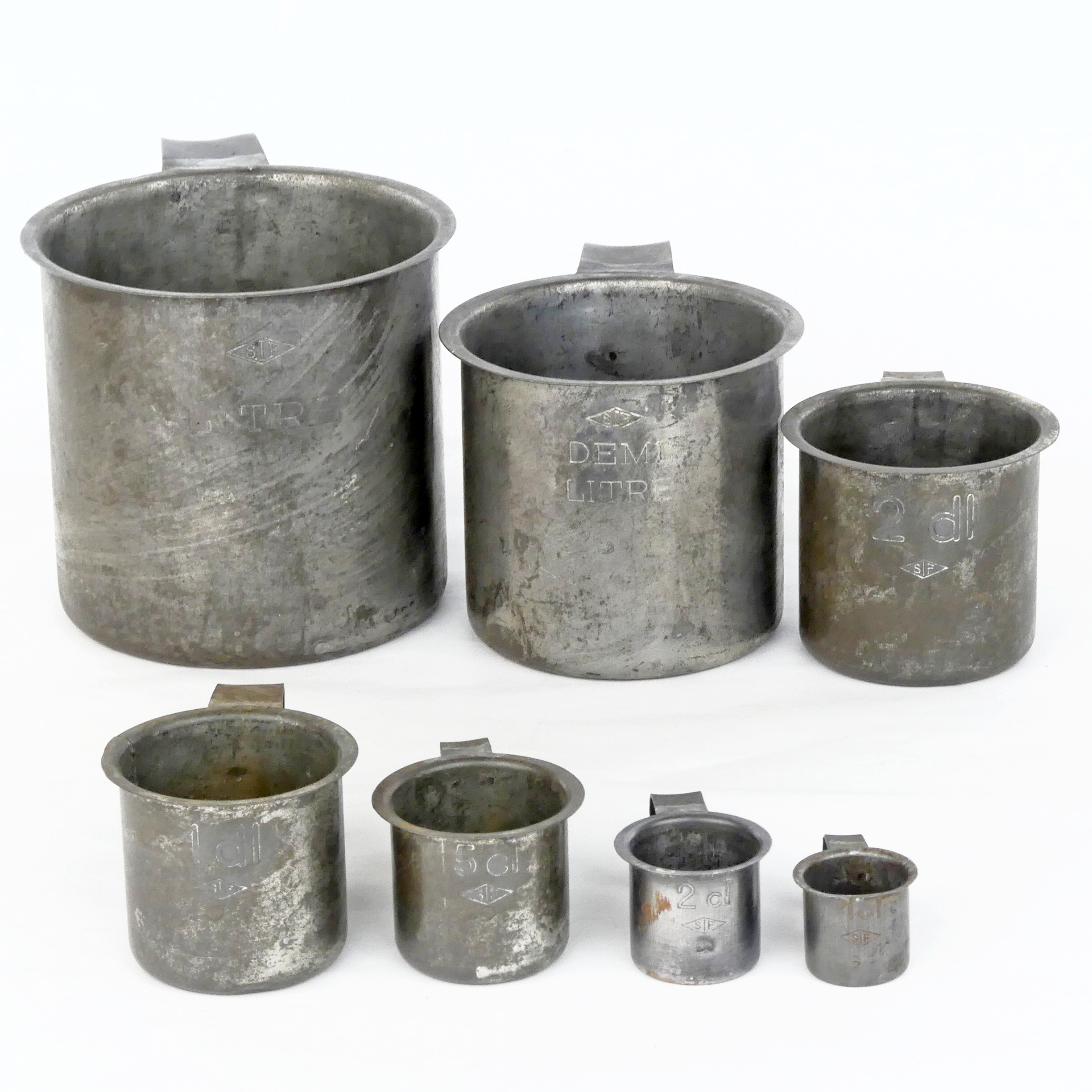 Voir photo 2 de 7 anciennes mesures en fer blanc STF 7 anciennes mesures en fer blanc STF Bon état - Vue 2 -