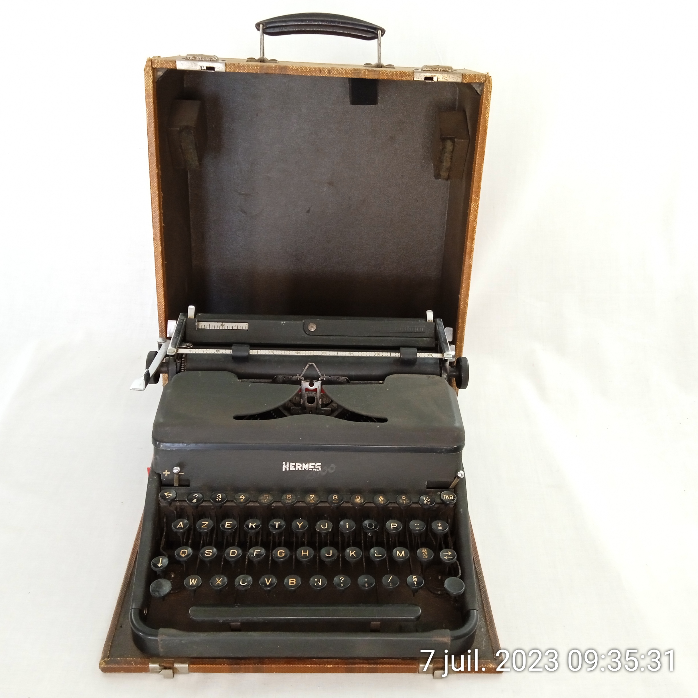 Machine à écrire Hermes 2000 produite en 1952 avec valise en bois d'origine - Photo 0