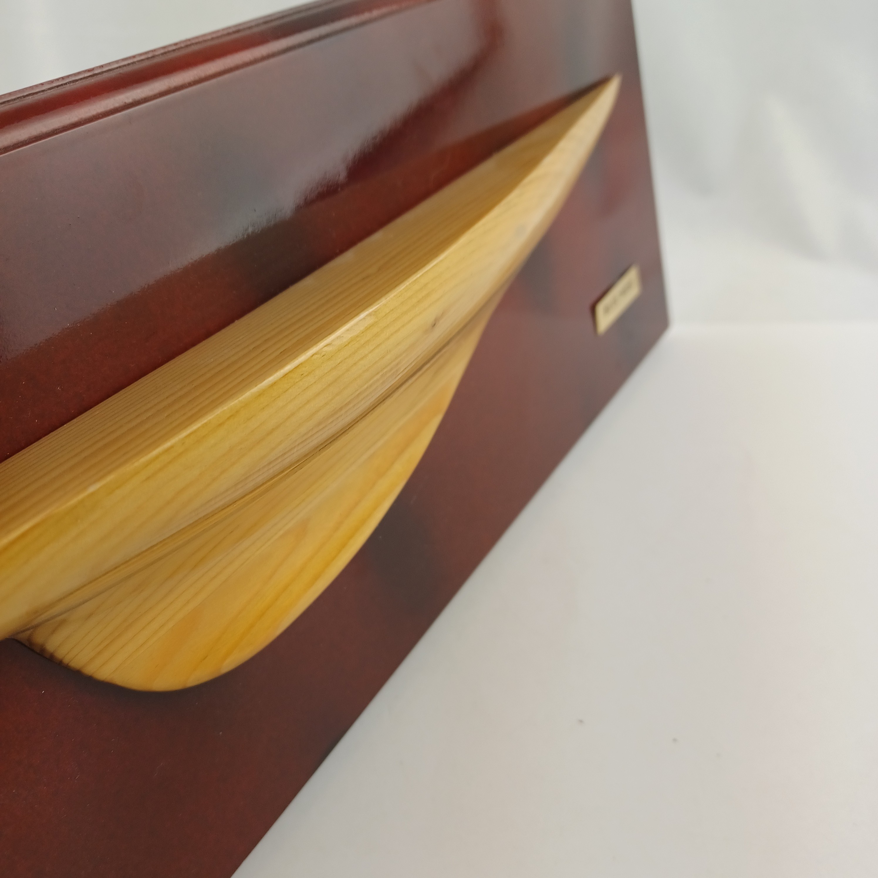 Cadre laqué d'une demi coque de bateau en bois Blue Nose de 41x16cm Très bon état - Vue 3 - 