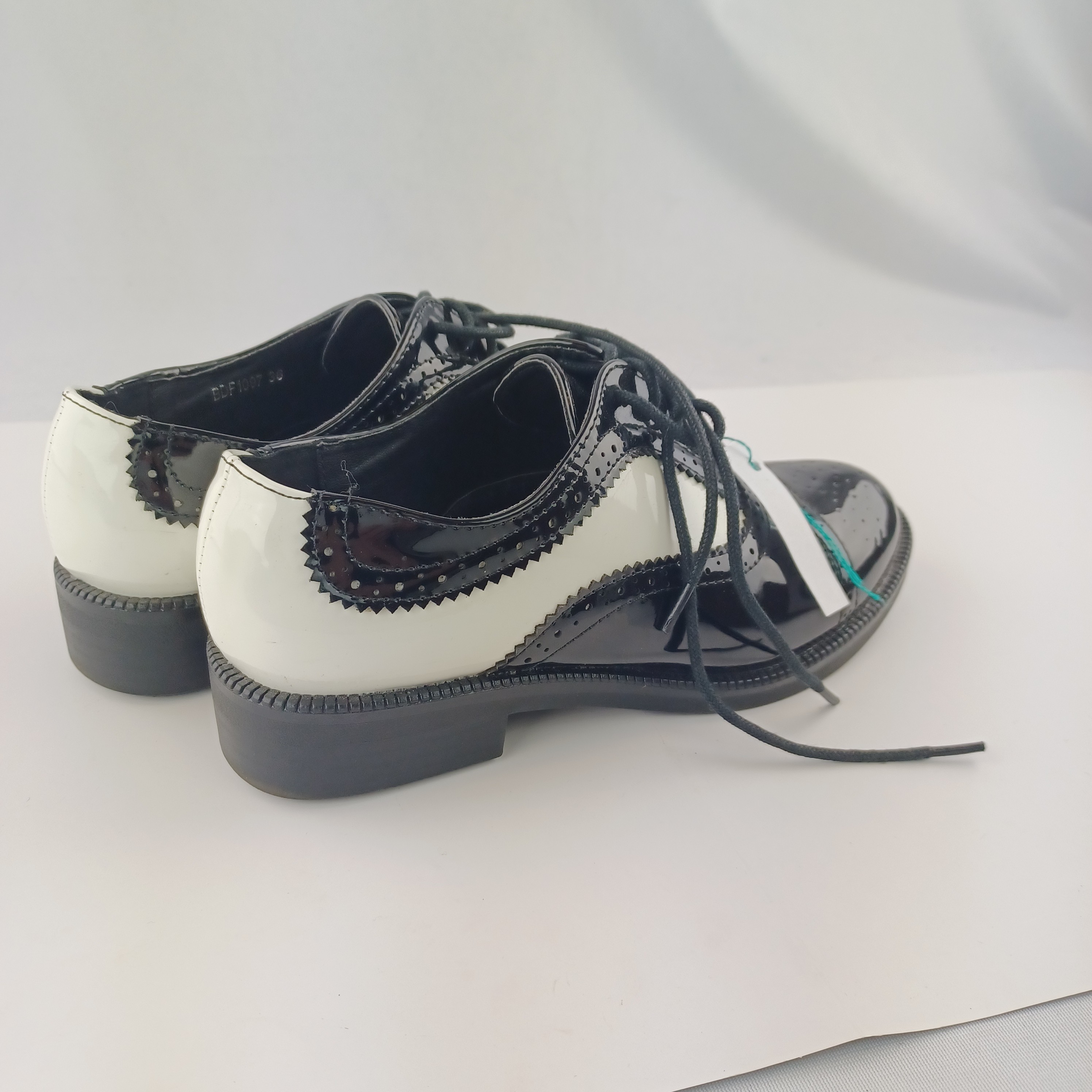 Petites chaussures laquées noires et blanches en 36 La Bottine souriante Premier Cuir - Photo 3