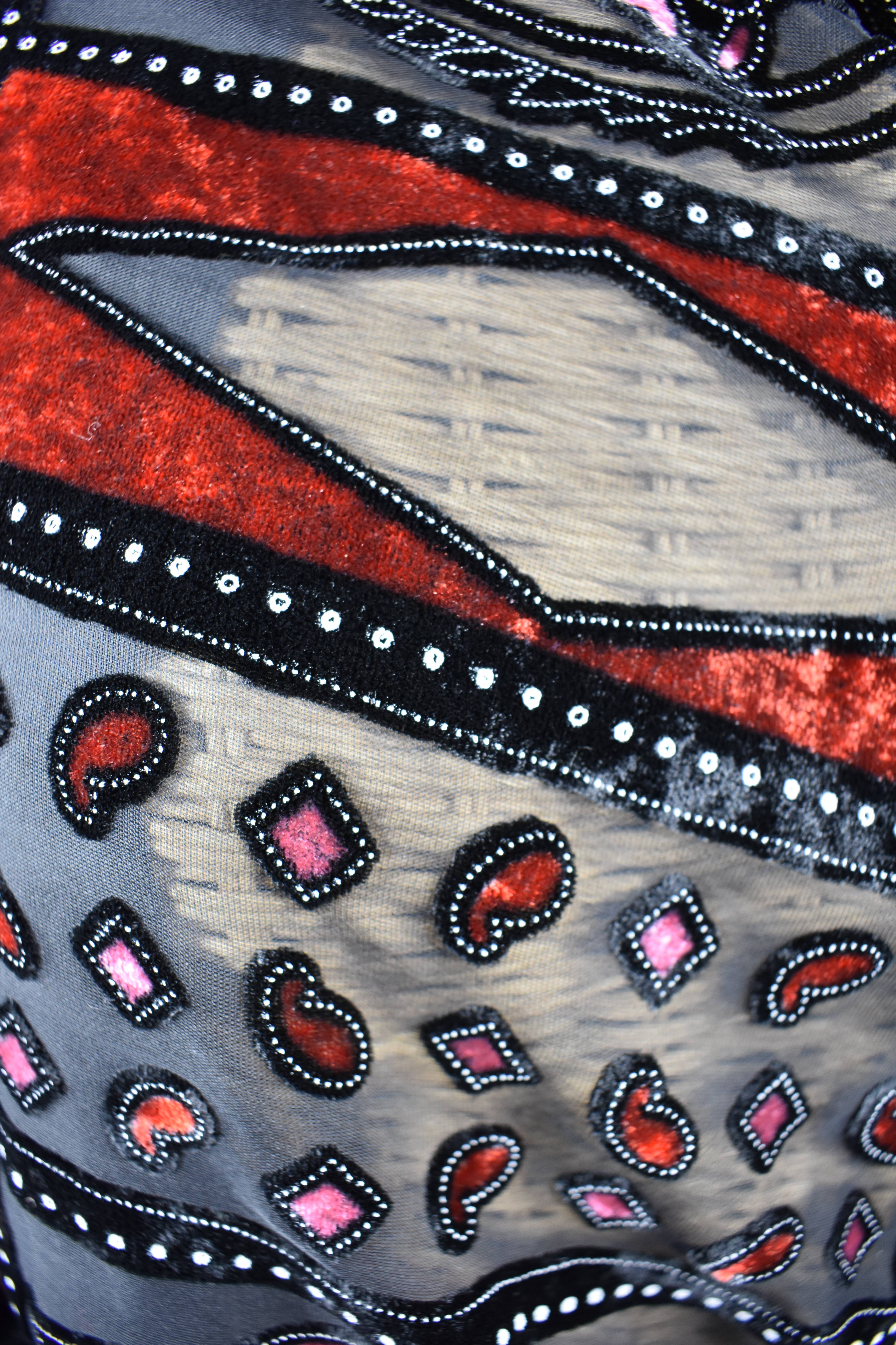 Grande Etole " vintage " en velours " dévoré " soie rouge et noir à motifs géométriques et franges ( 165 X 54 cm ). Bon état - Vue 9 - 