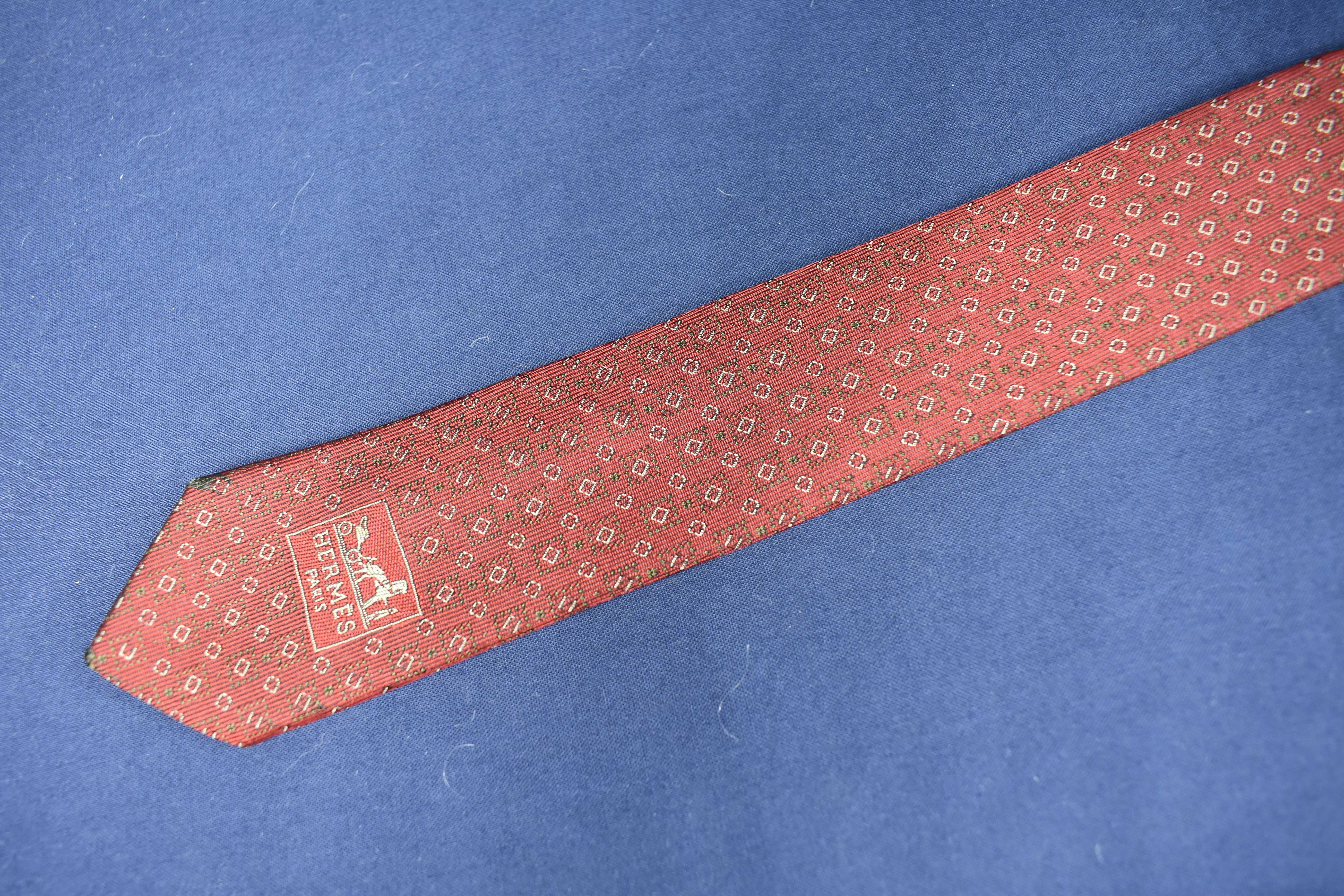 Cravate en soie HERMES de couleur Bordeaux ( petite trace de brûlure restaurable ) - Photo 8