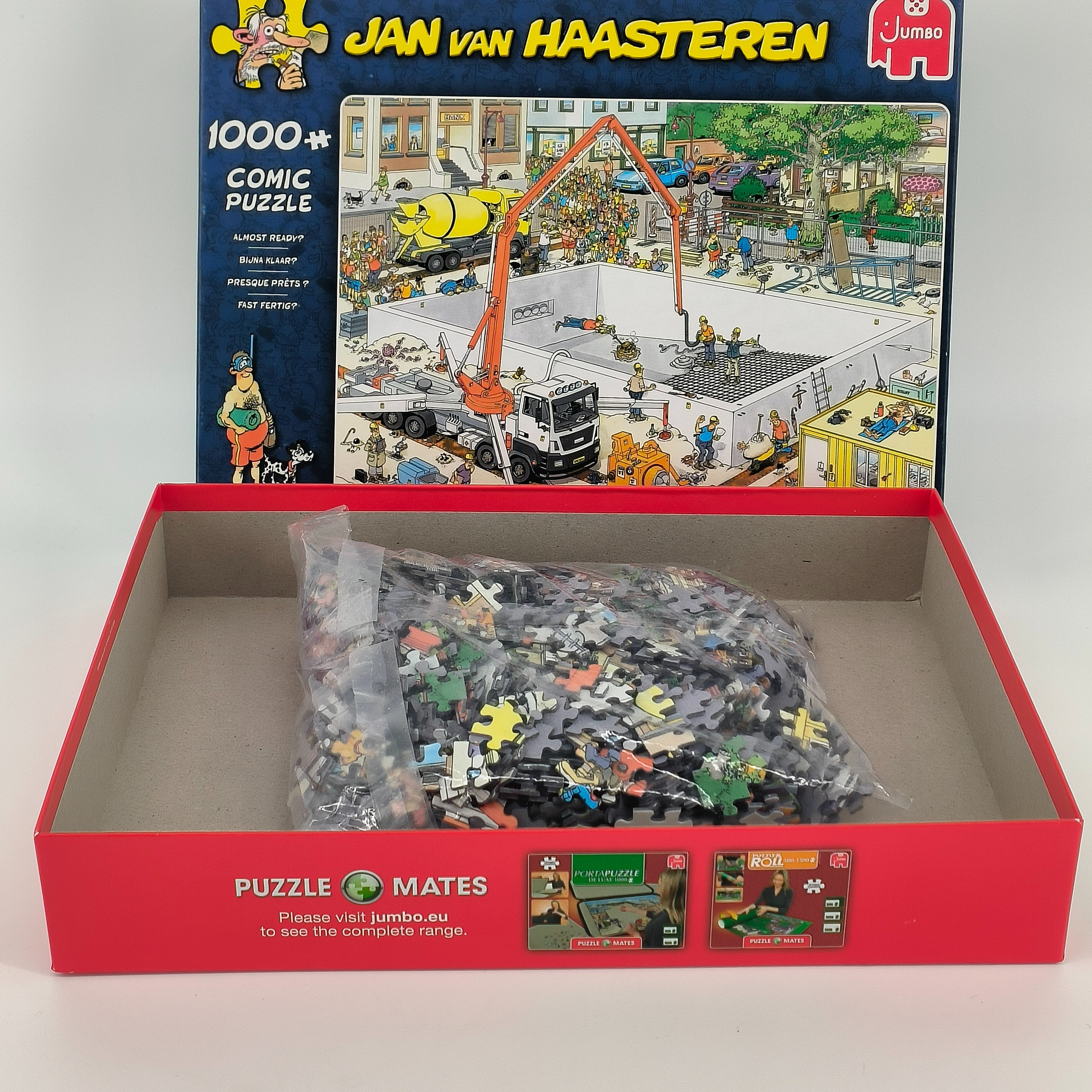 Voir photo 4 de Puzzle 'Presque prêt?'-Jan Van Haasteren-1000 pièces-Jumbo-à partir de 12 ans Puzzle 'Presque prêt?'-Jan Van Haasteren-1000 pièces-Jumbo-à partir de 12 ans Très bon état - Vue 4 -