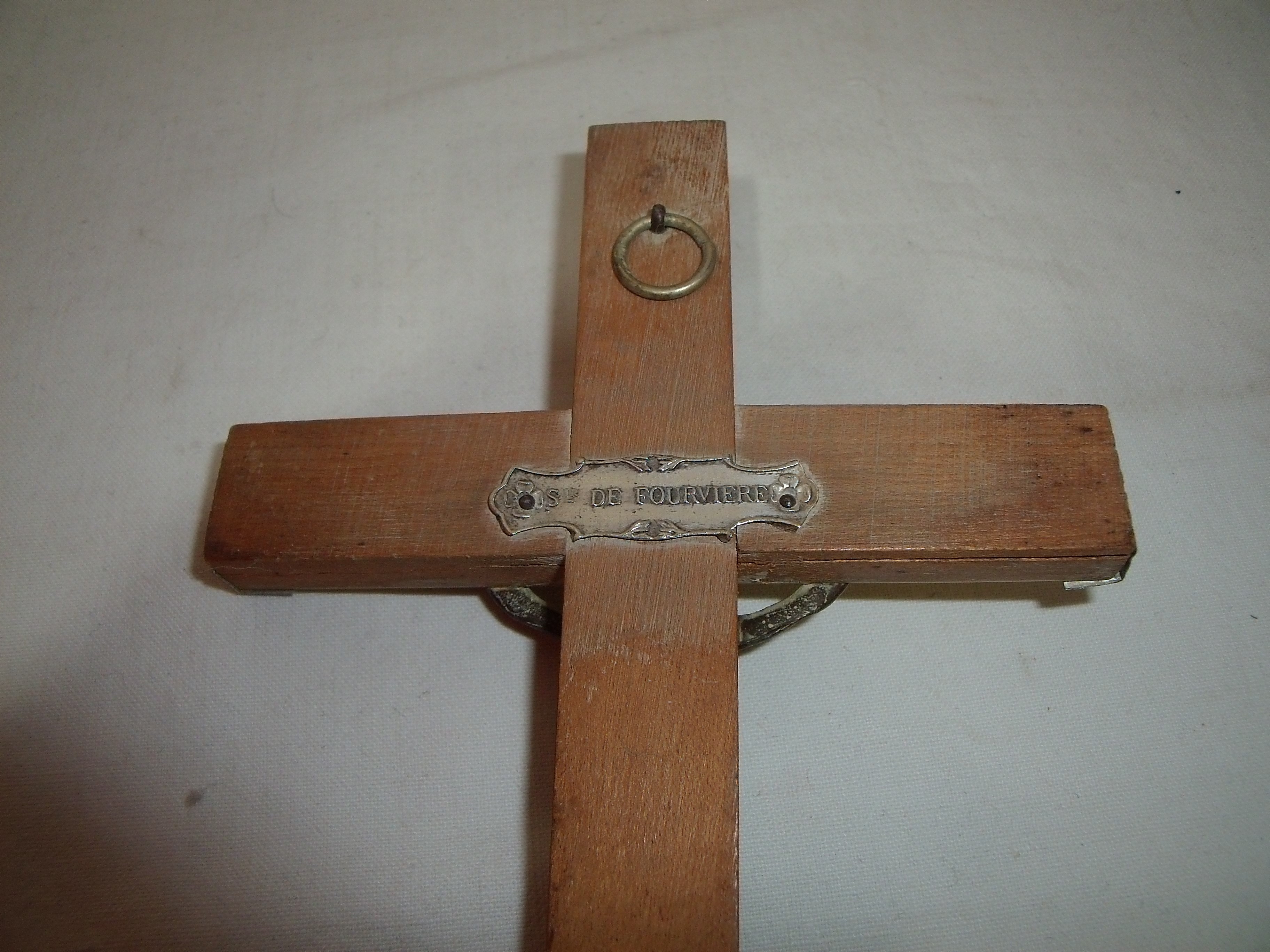 Crucifix en bois recouvert de nacre - Photo 1