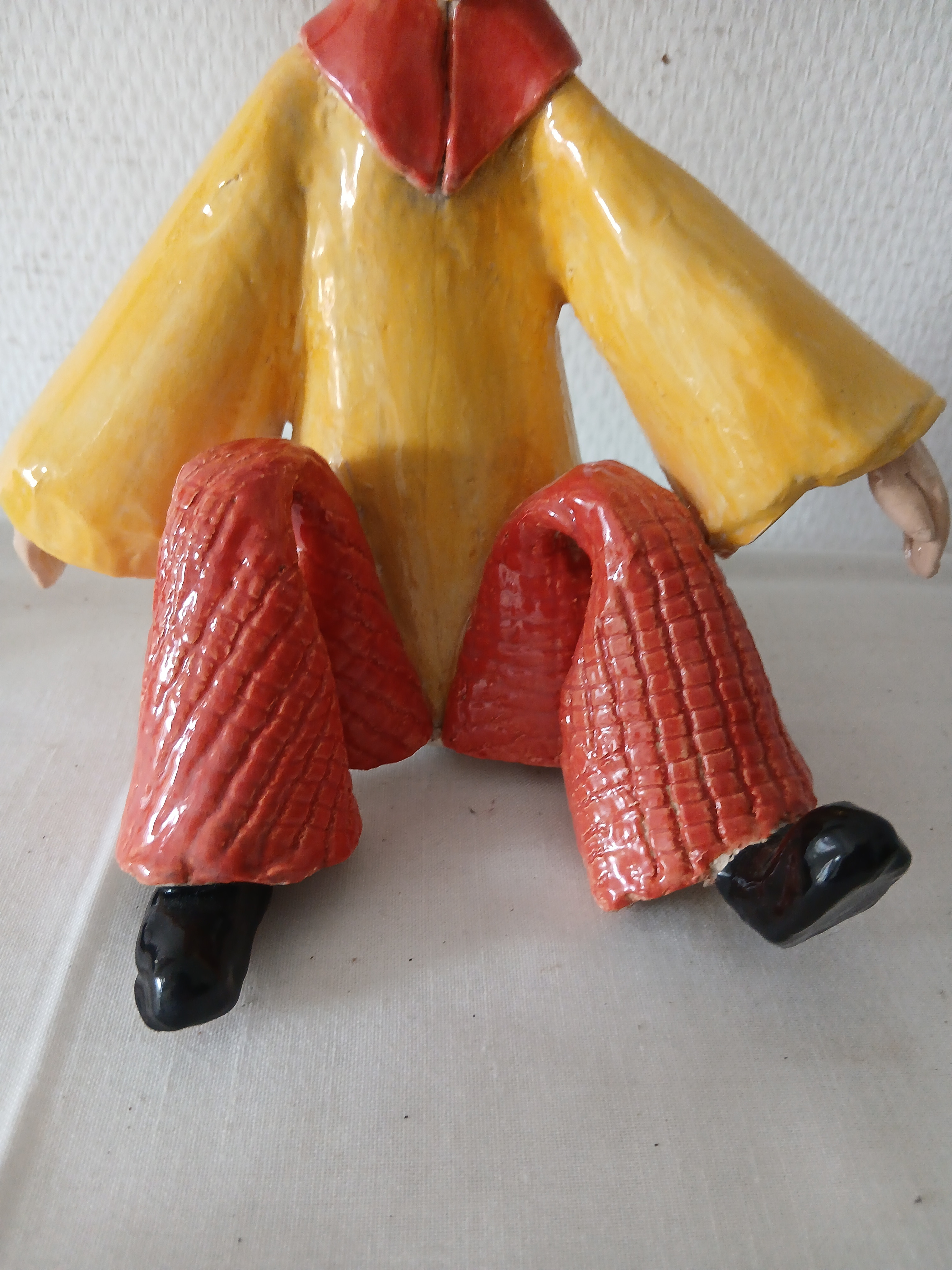 Statuette d'un personnage (clown) en terre cuite peinte - Photo 3