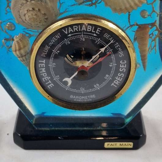 Baromètre avec inclusion en résine vintage.  - Vue 2 - 