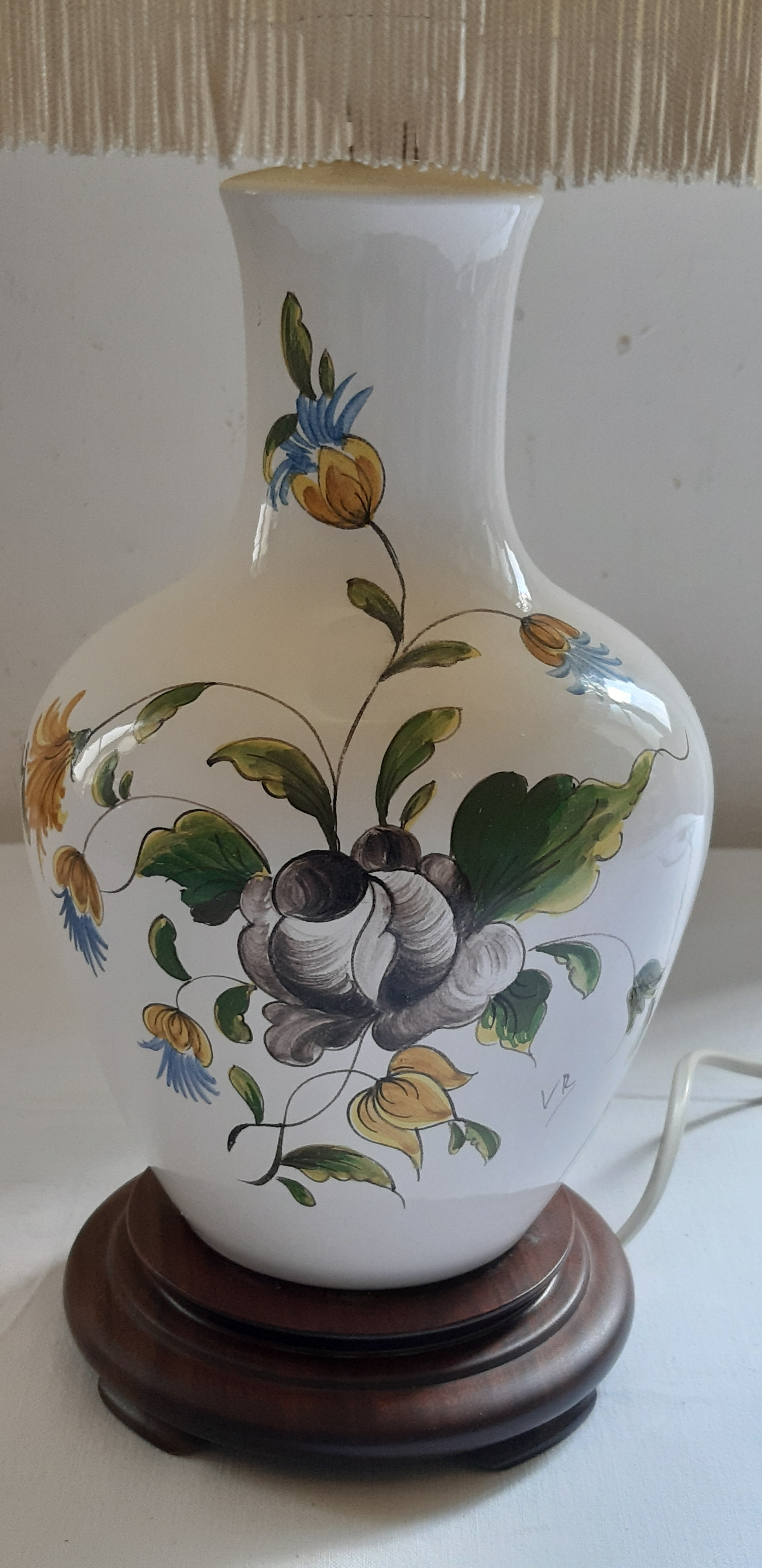 Lampe de salon, vintage, en porcelaine sur socle en bois, avec abat jour à franges, décor floral peint à la main signé VR Bon état - Vue 2 - 