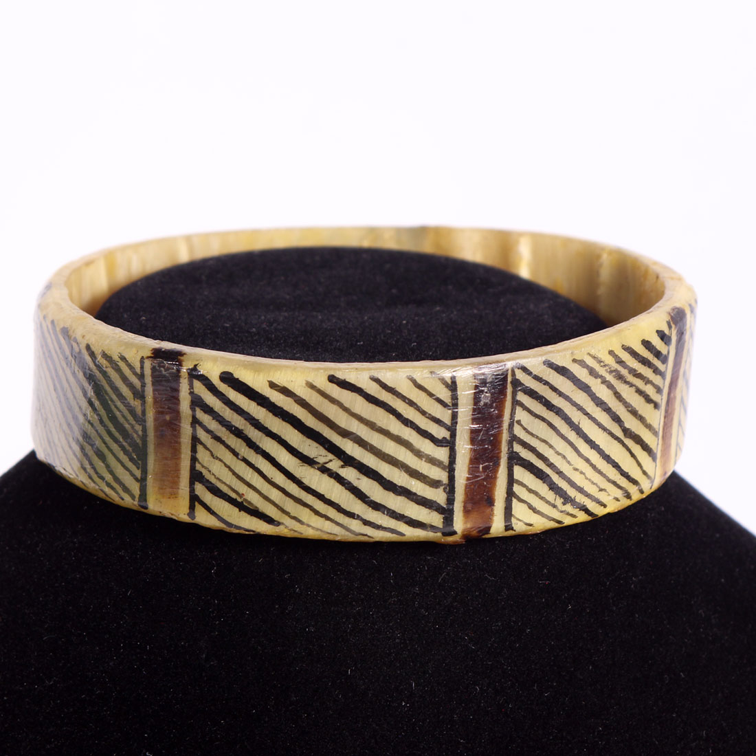 Colliers en os et bracelet  - Vue 5 - 