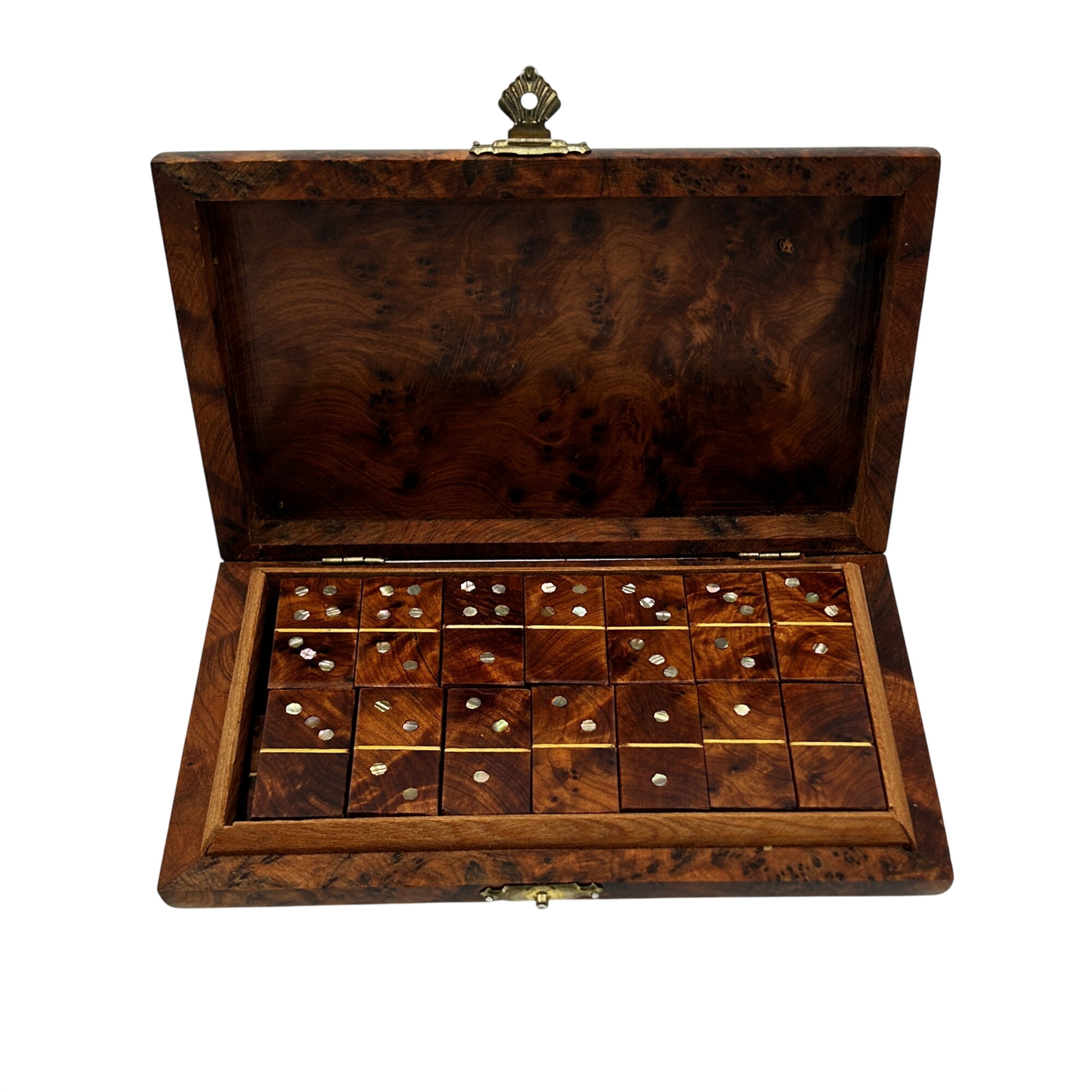 Acheter Jeu de dominos en bois – élégance vintage & nacre Bon état - 18,00 € Jeu de dominos en bois – élégance vintage & nacre Bon état - reconditionné disponible sur Label Emmaüs