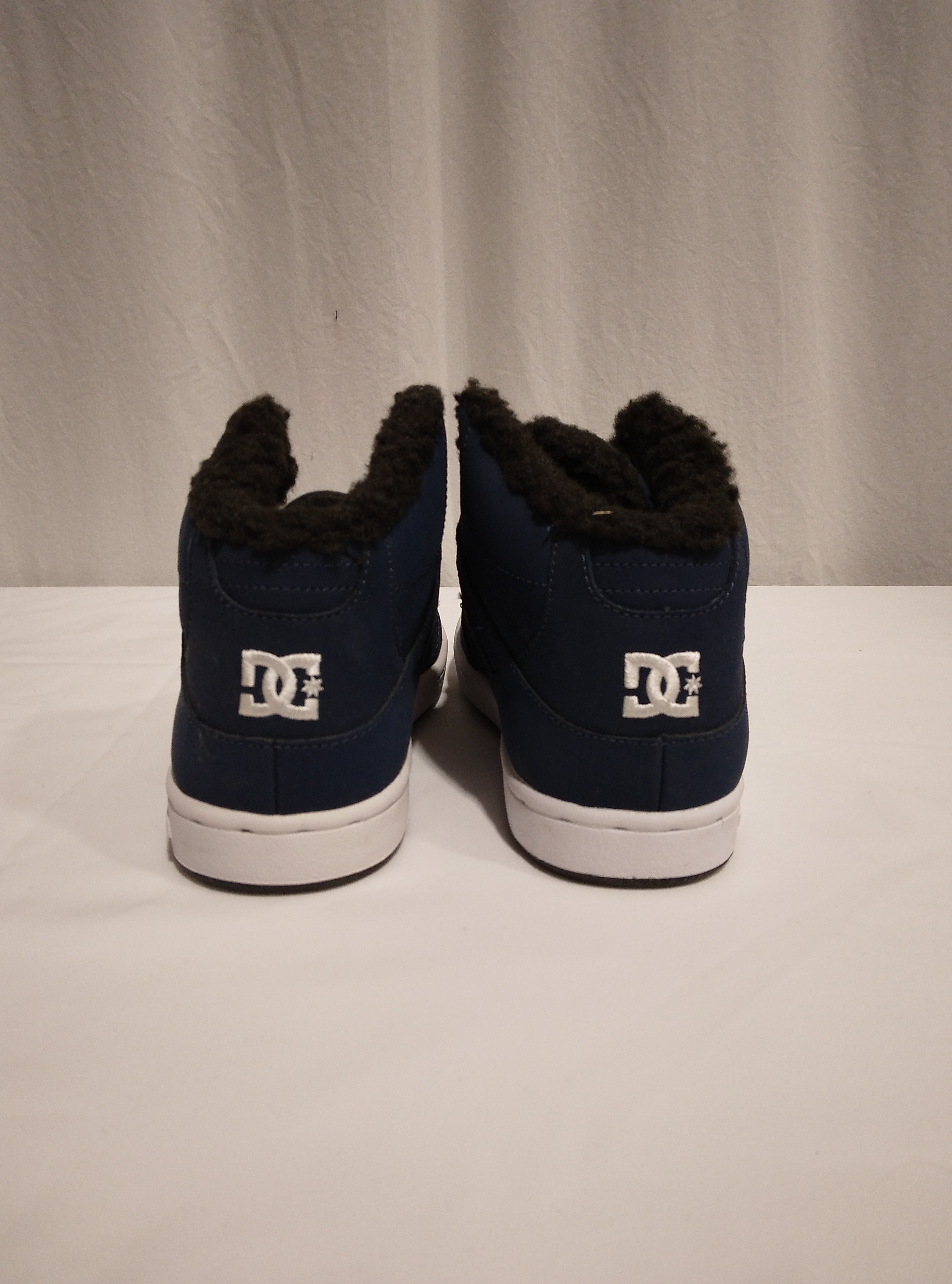 Voir photo 5 de Baskets fausse fourrure, DC Shoes - 34 Baskets fausse fourrure, DC Shoes - 34 Comme neuf - Vue 5 -