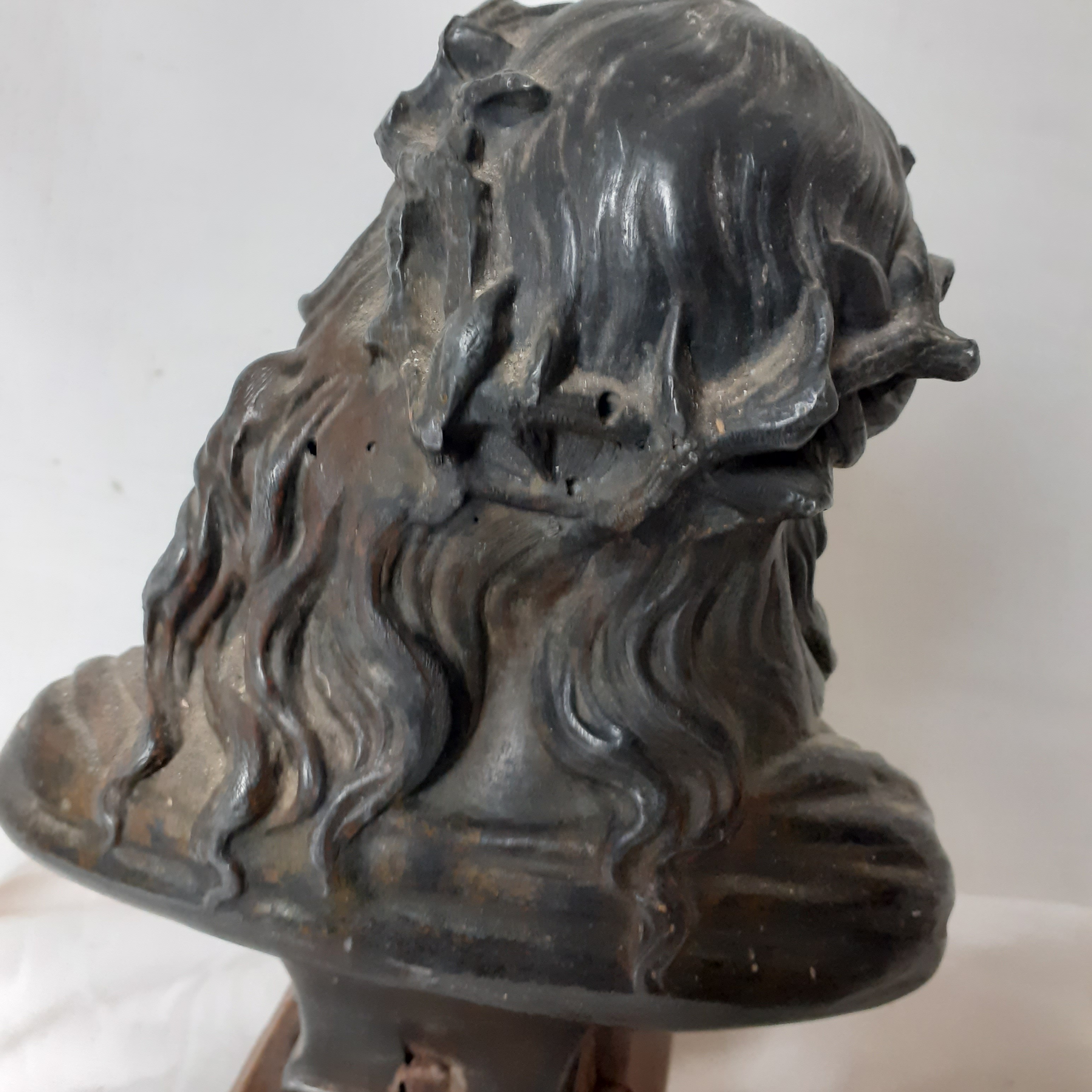 Statuette en buste du Christ en régule.  - Vue 4 - 