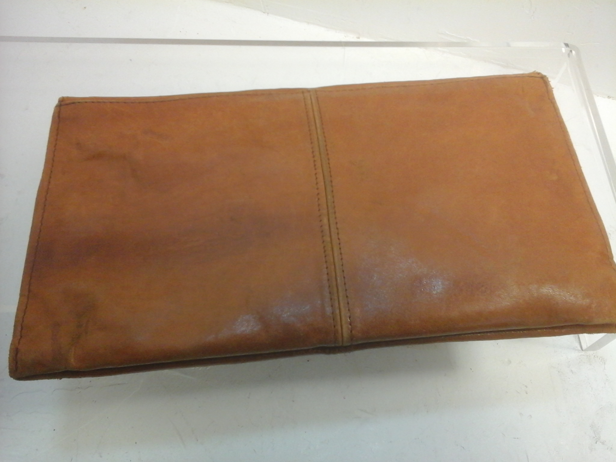 Sac à main pochette cuir fauve vintage 1980 Très bon état - Vue 3 - 