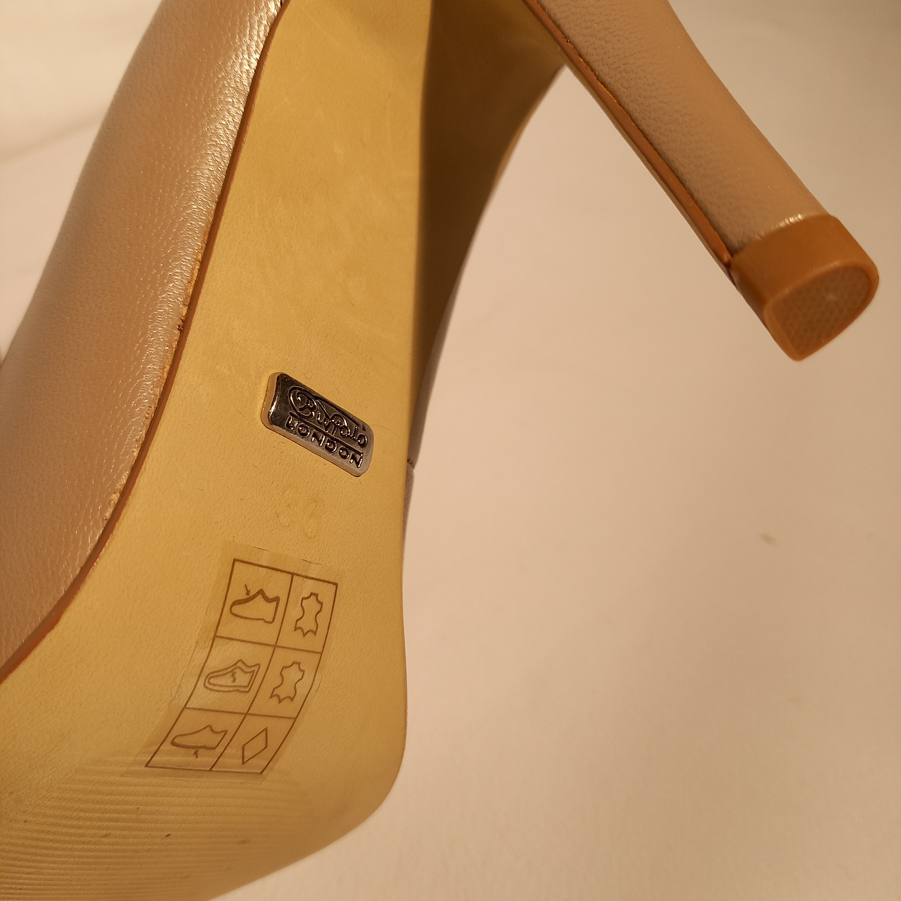Escarpins en cuir BUFFALO beige femme Pointure 36 Bon état - Vue 4 - 