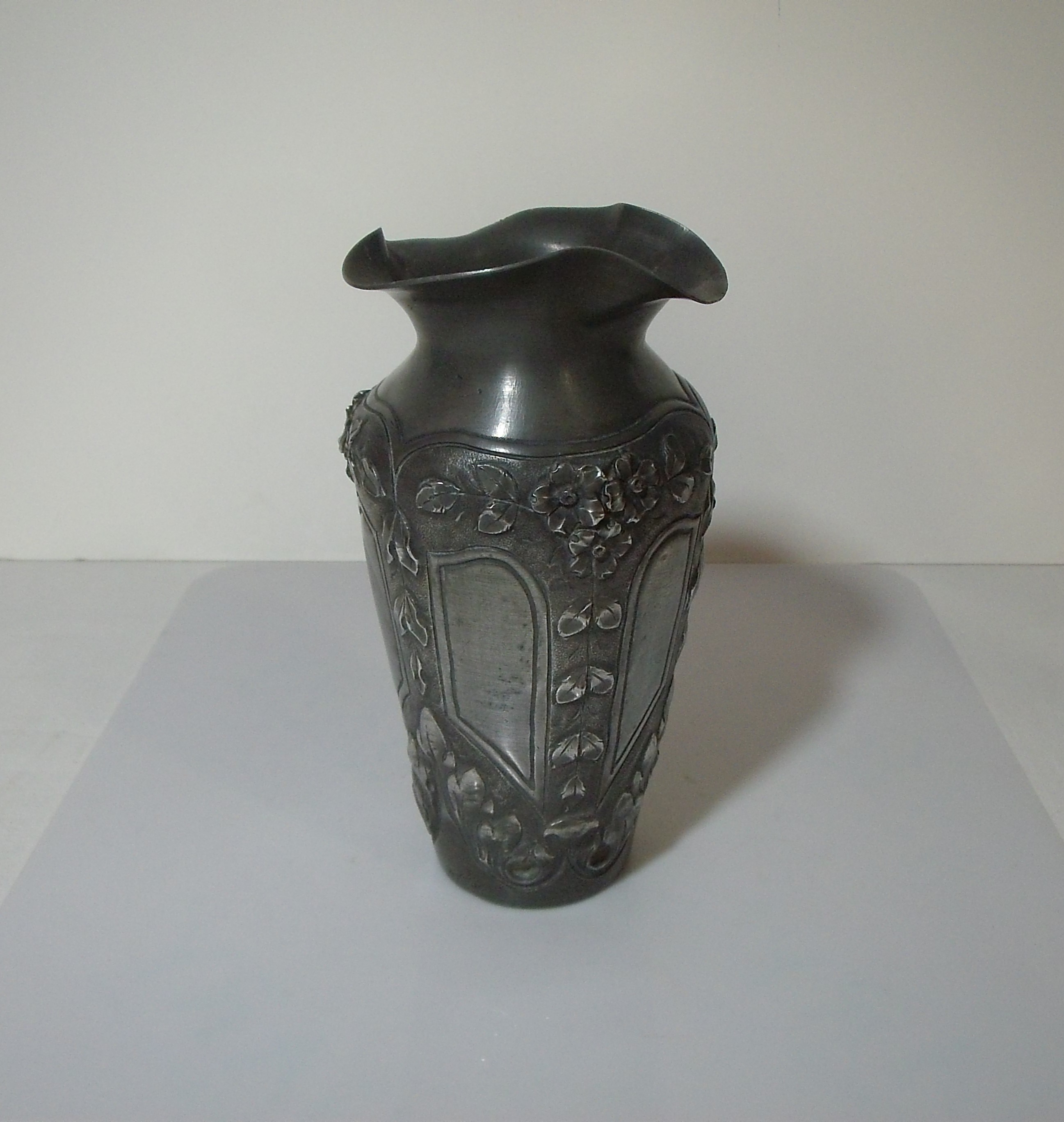 Voir photo 2 de Joli vase "Villien" ouvragé, art nouveau en étain Joli vase "Villien" ouvragé, art nouveau en étain Bon état - Vue 2 -