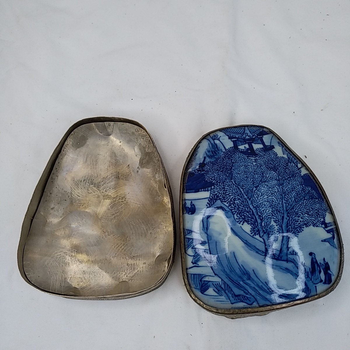 Boite en métal et porcelaine - Photo 1