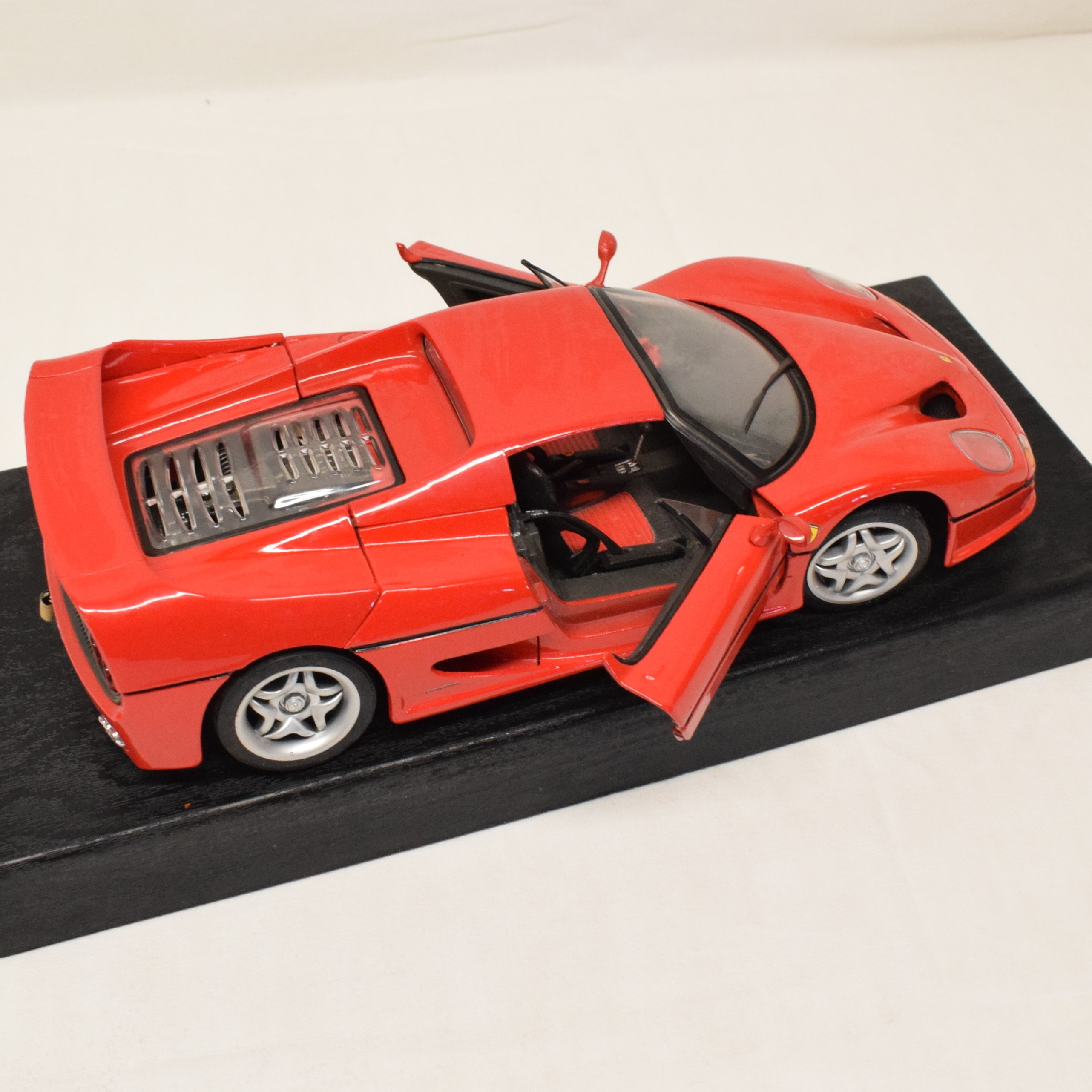 1:18 VOITURE sur socle FERRARI F50 maisto rouge 1995 Maisto logo