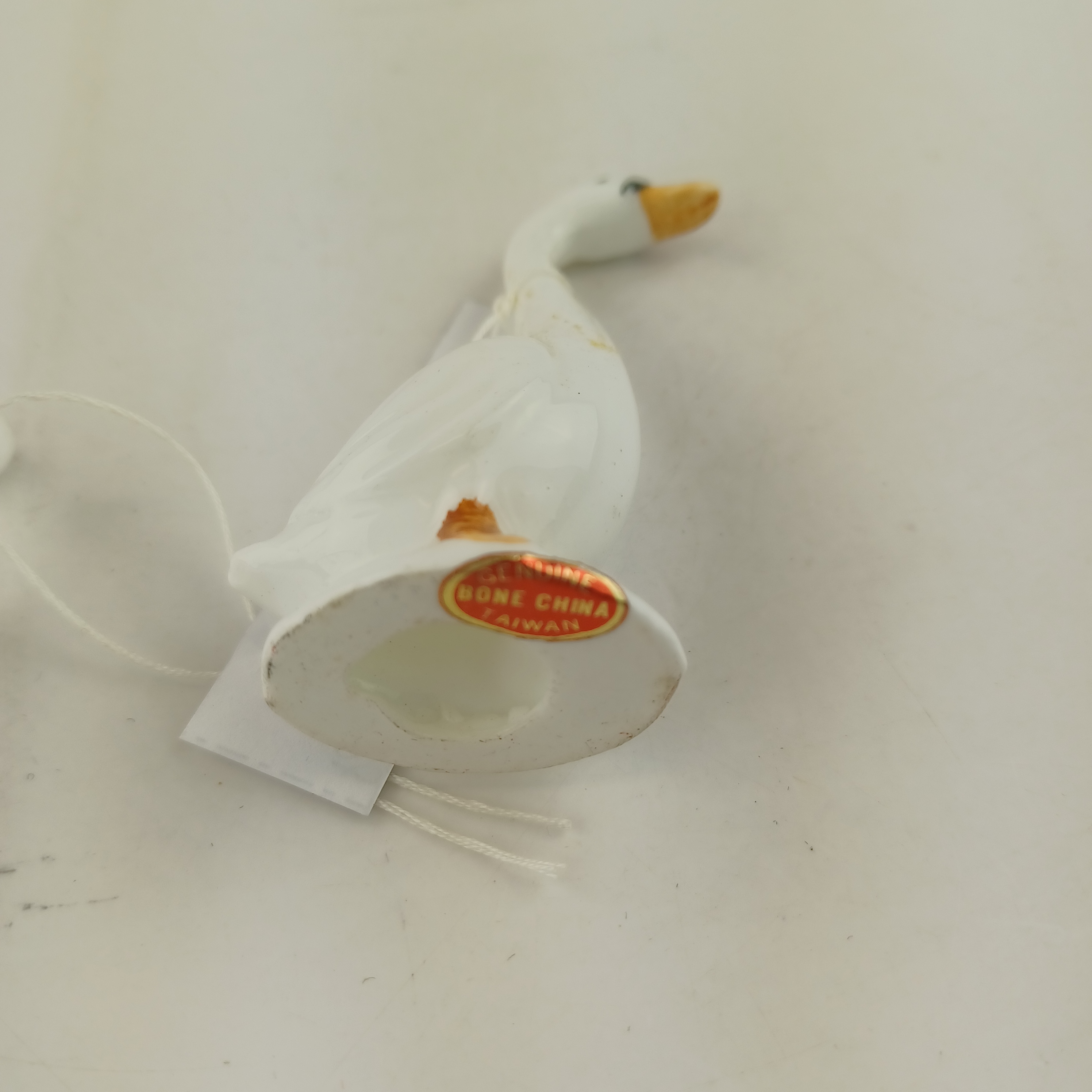 Voir photo 4 de Couple de cygnes Bone China Made in Taiwan de 6cm et 8cm Couple de cygnes Bone China Made in Taiwan de 6cm et 8cm Très bon état - Vue 4 -