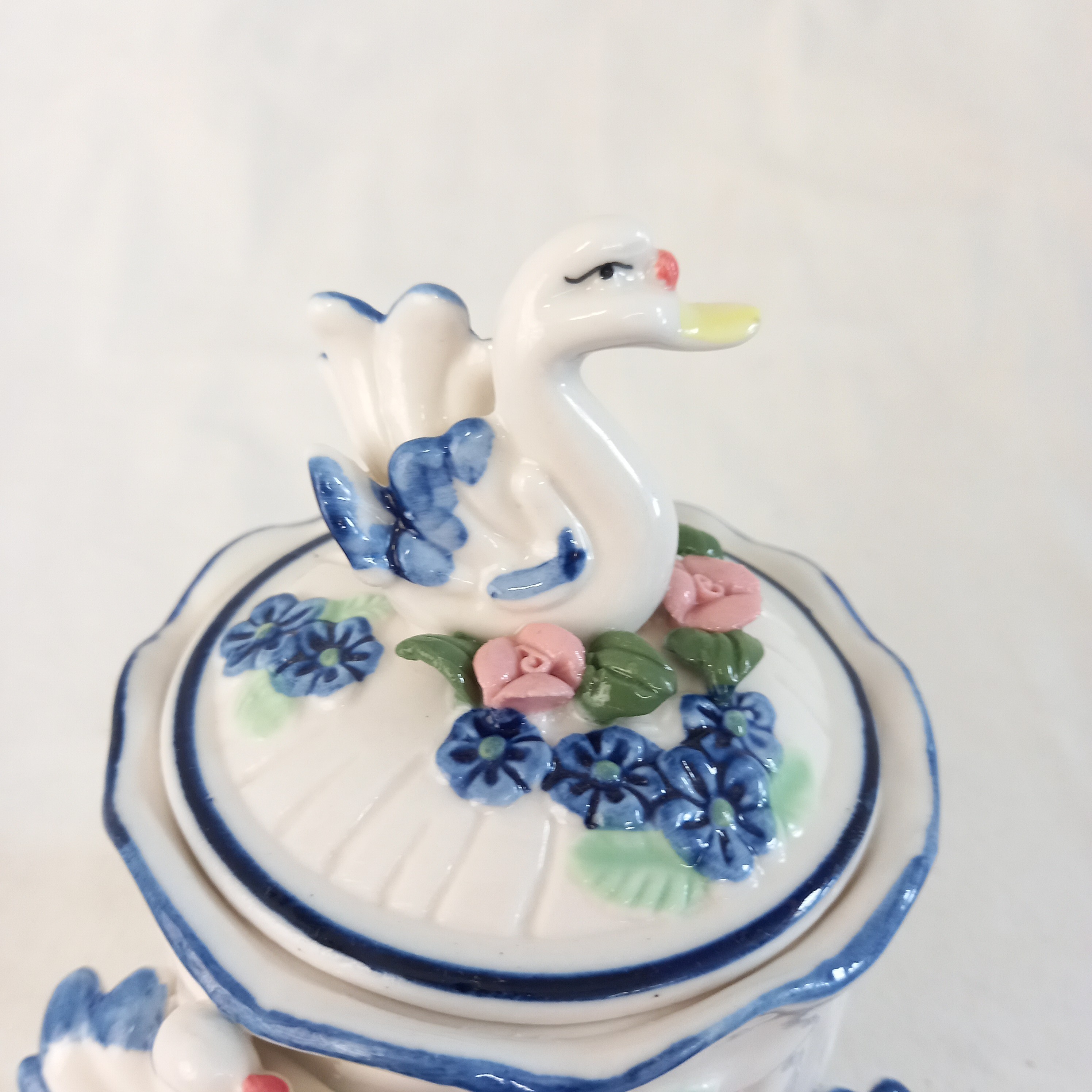 Petite bonbonnière en porcelaine décorée de cygnes et de fleurs en faux biscuit. Très bon état - Vue 4 - 