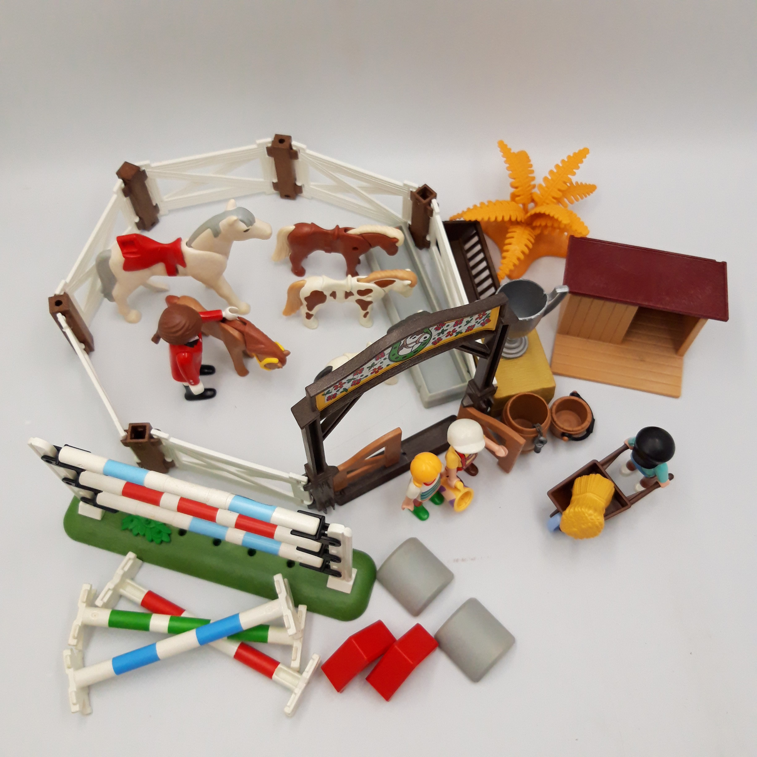 Voir photo 2 de Playmobil 'Cavaliers avec poneys', 29 pièces Playmobil 'Cavaliers avec poneys', 29 pièces Bon état - Vue 2 -