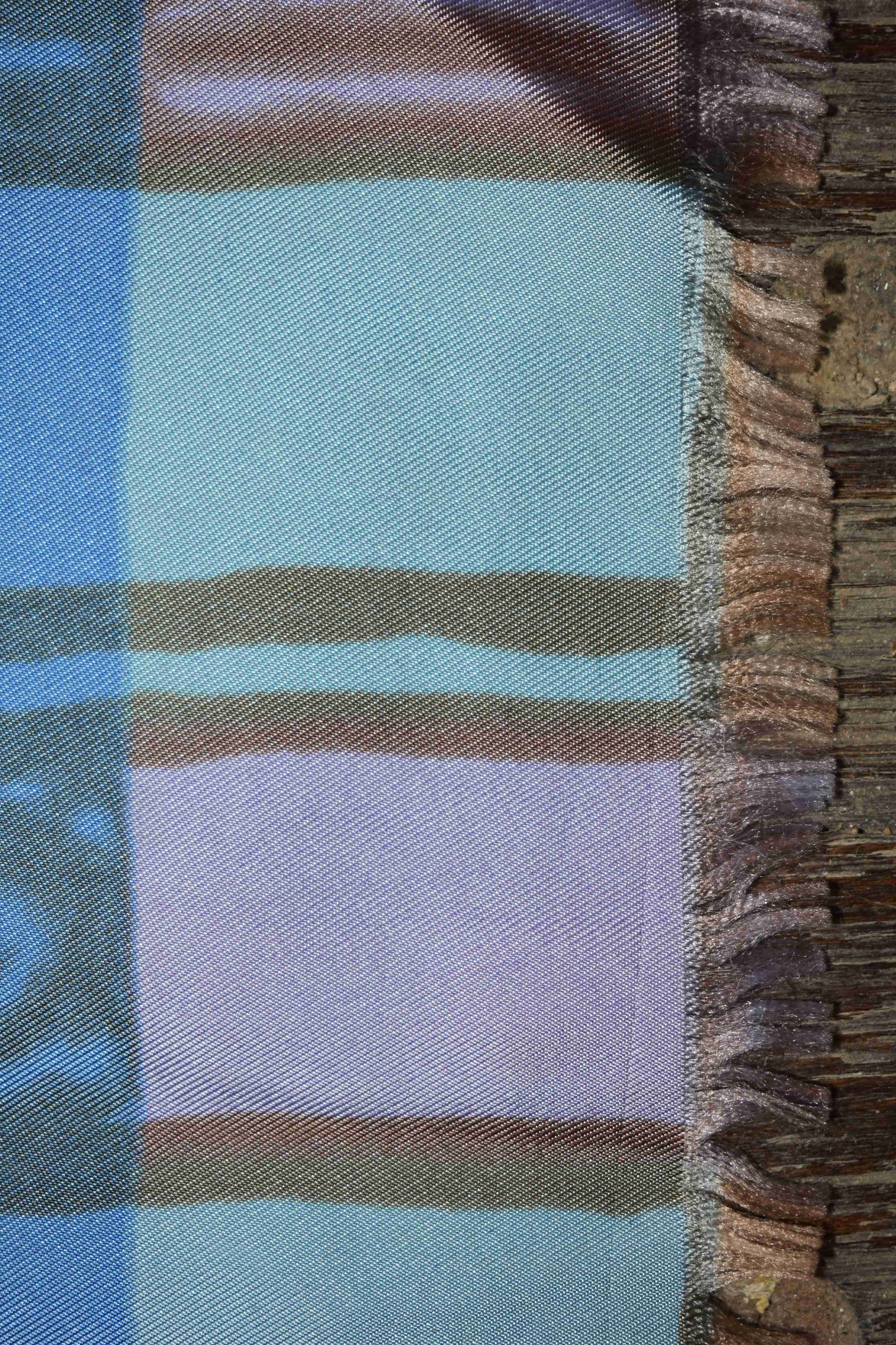 Foulard en Twill ( 90 x 81 cm ) dans les tons ocres et bleus. Bon état - Vue 7 - 