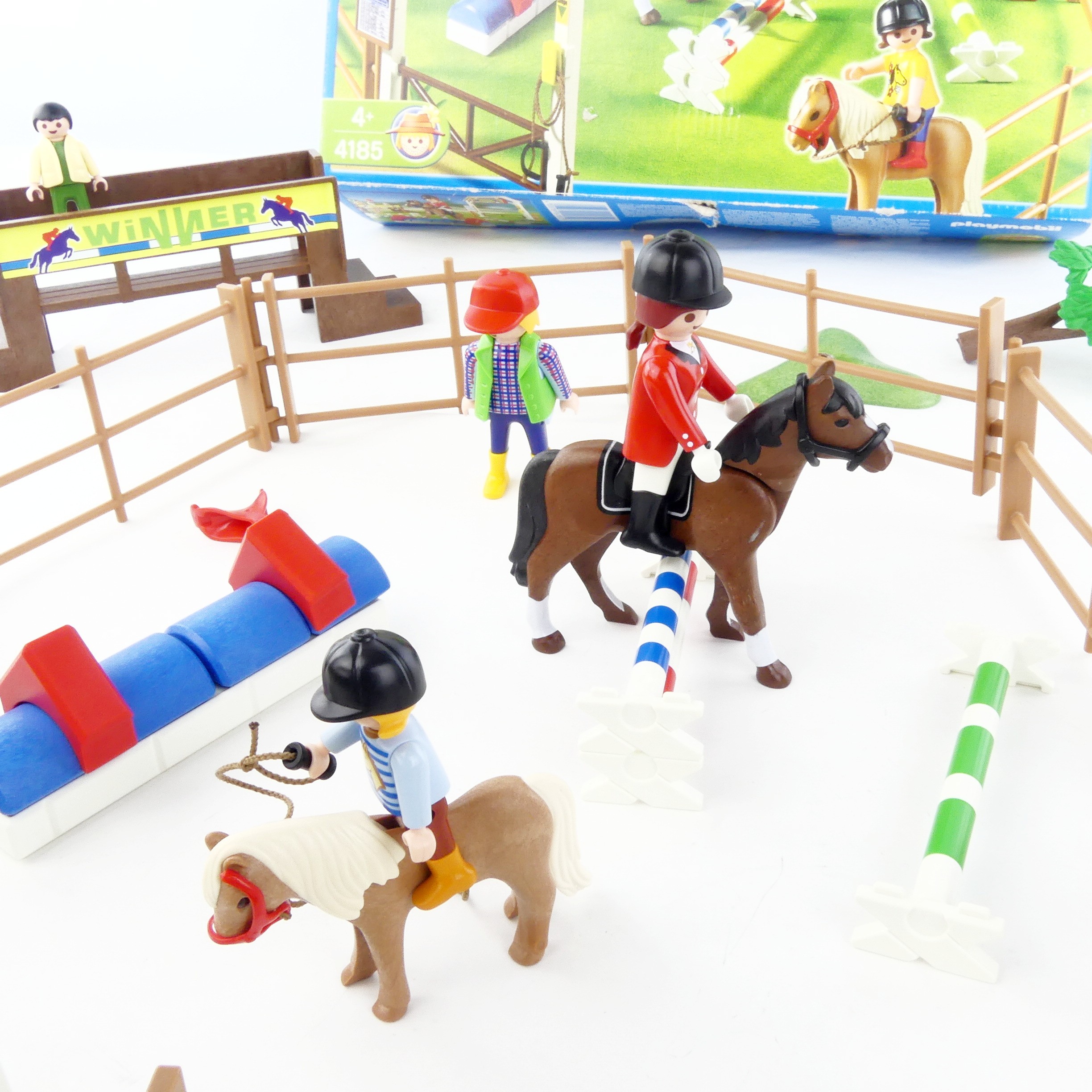 Voir photo 4 de Set Playmobil n°4185 La carrière et cavaliers 2006 Set Playmobil n°4185 La carrière et cavaliers 2006 Bon état - Vue 4 -