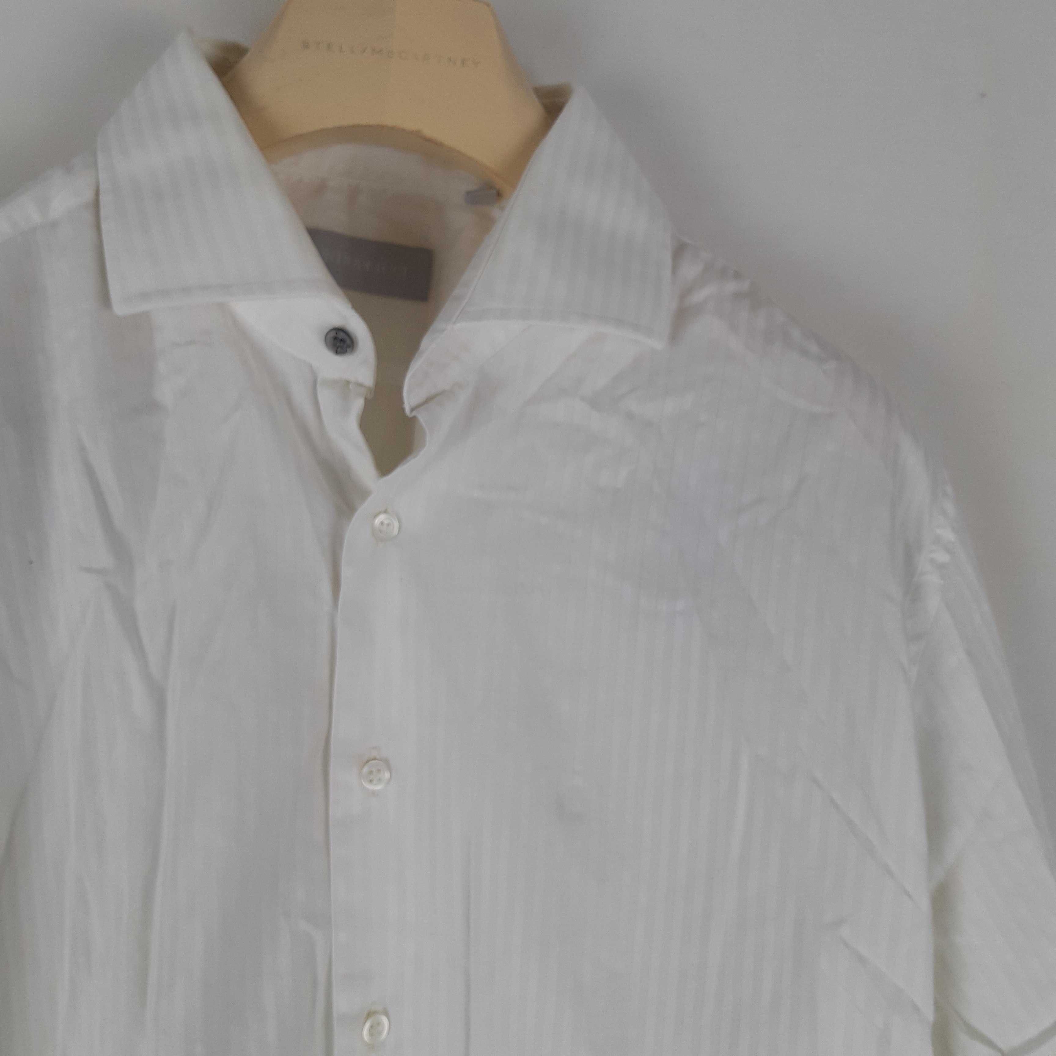Voir photo 2 de Nina Ricci - Chemise rayures satinées blanc cassé - Taille 41 mesures Carrure= 44 cm Poitrine= 47 cm Longueur= 75 cm Nina Ricci - Chemise rayures satinées blanc cassé - Taille 41 mesures Carrure= 44 cm Poitrine= 47 cm Longueur= 75 cm Très bon état - Vue 2 -