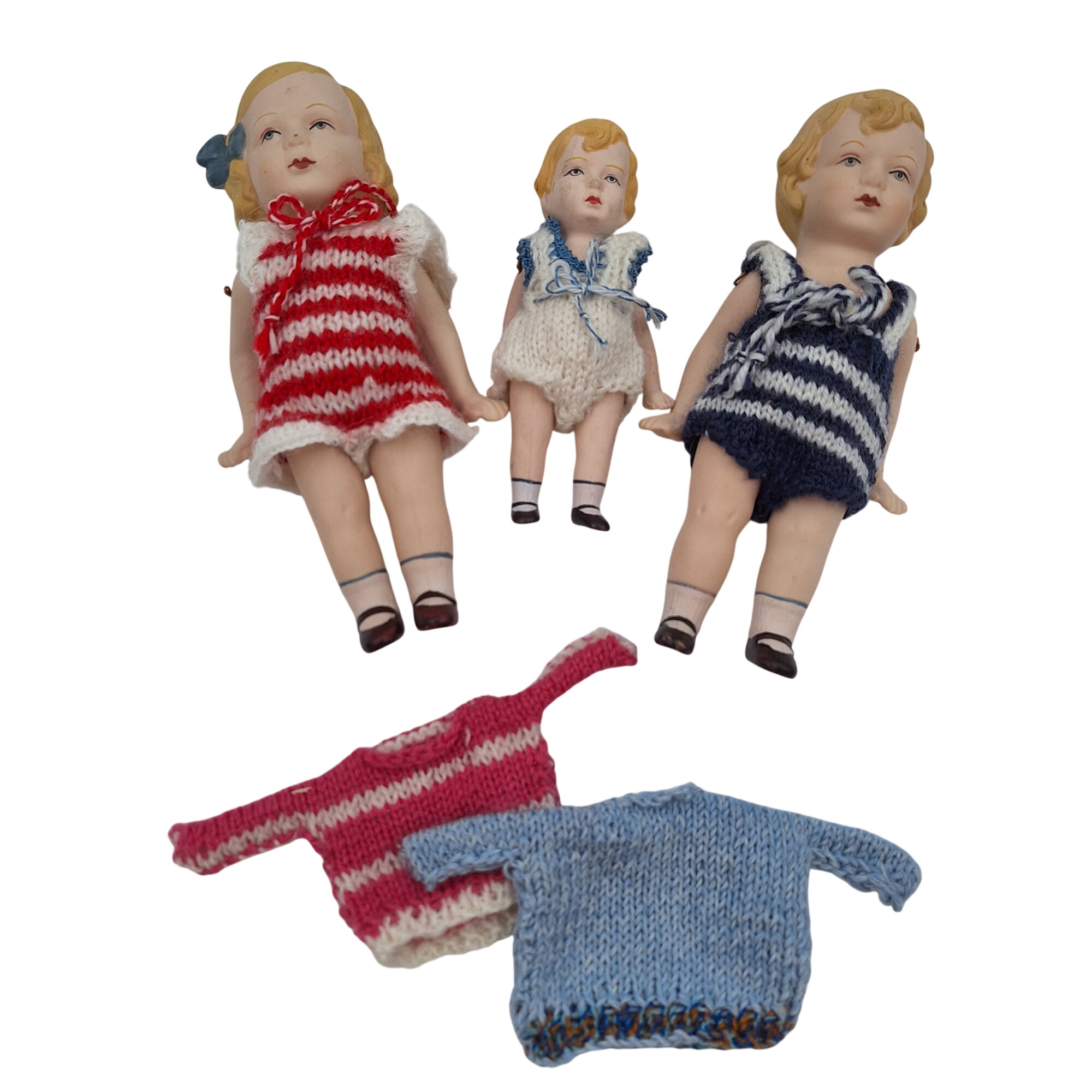Lot de trois petites poupées articulées vintage. Porcelaine biscuit. Cheveux blonds et petite chaussures peintes. Vêtements tricotés à la main. Bon état -  reconditionné disponible sur Label Emmaüs
